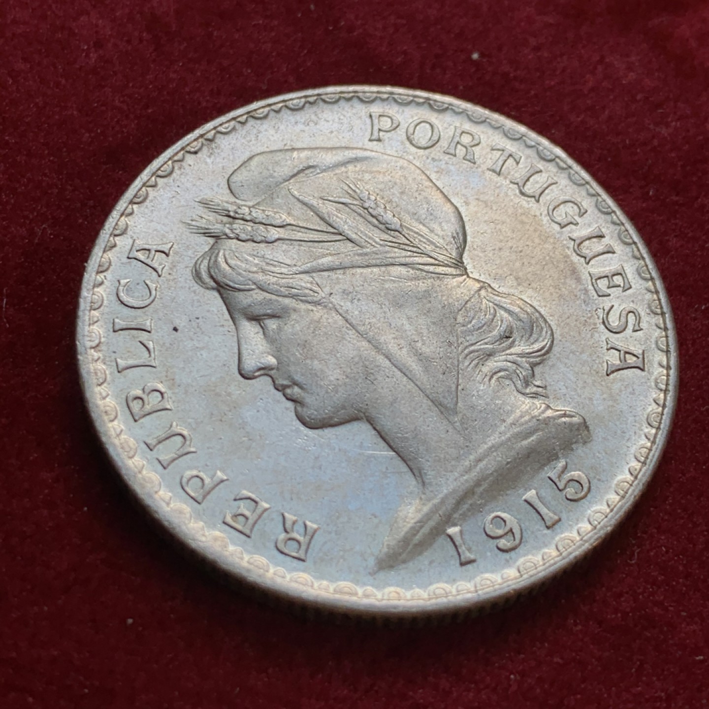 《竞宝斋》第55场-本周日，周一2场连拍（全场不限金额包邮） 葡萄牙 1915年 1埃斯库多 女神 大银币 外拍获得，状态很好