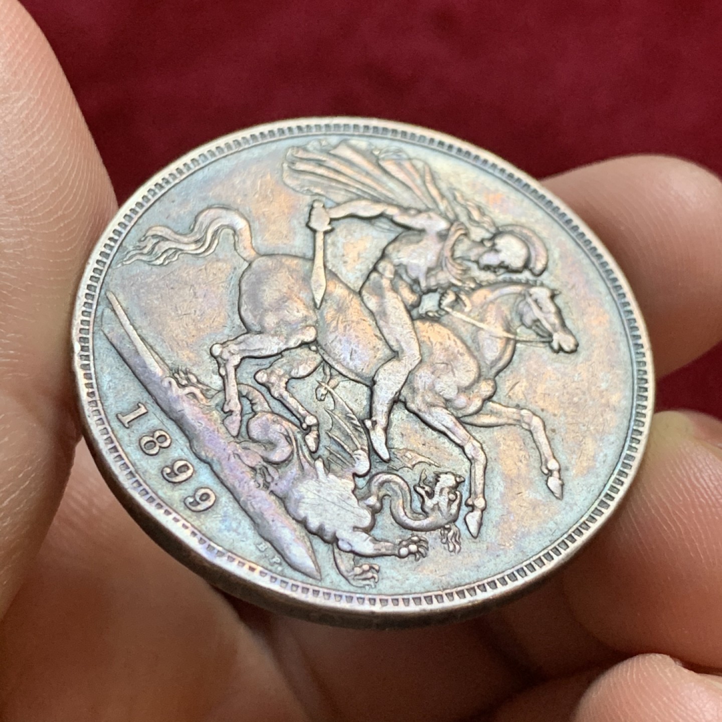 《竞宝斋》第55场-本周日，周一2场连拍（全场不限金额包邮） 英国 1899年 维多利亚 披纱版 马剑克朗大银币 淡紫色包浆 LXII 边铭