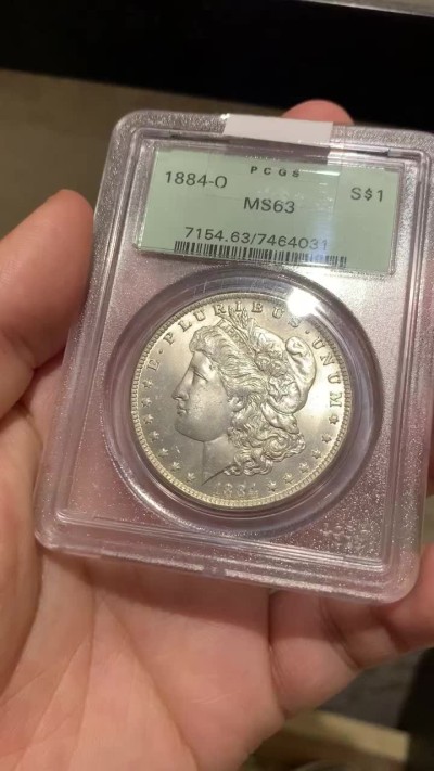 《竞宝斋》第55场-本周日，周一2场连拍（全场不限金额包邮） PCGS MS63 超级老绿盒！1884-O摩根一元 带SBP老标签 盒子本身保存极好，值得收藏