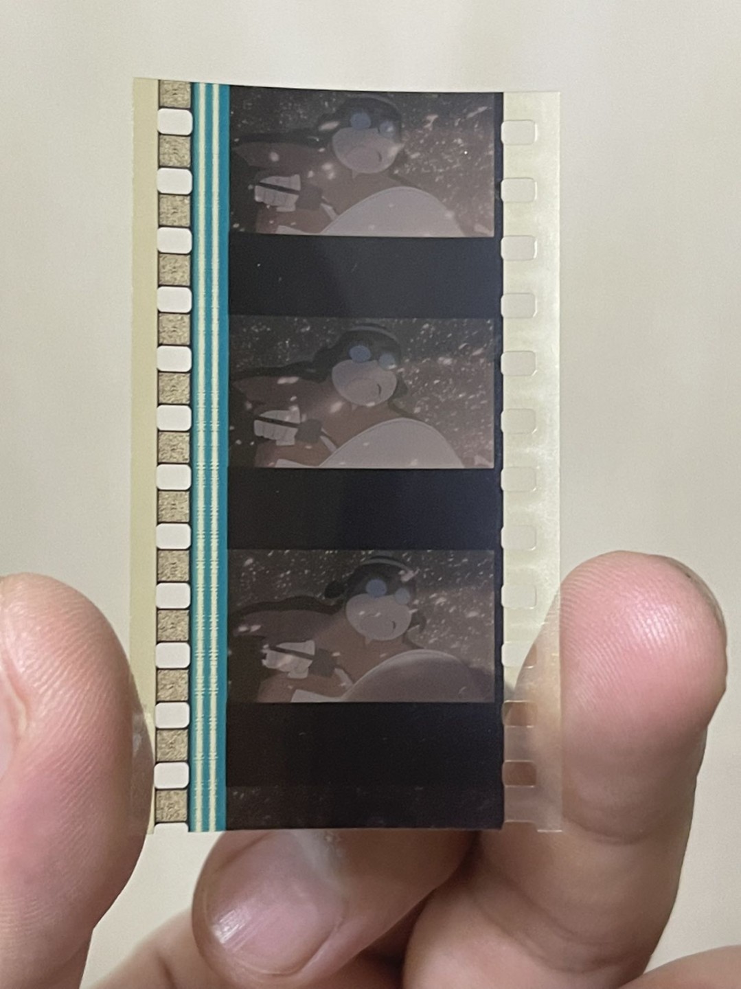零元拍：名侦探柯南 剧场版DVD+三枚原版放映剧场版胶片 胶片为电影公司正品限量产品 有放映痕迹 人物很多 很漂亮的胶片 喜欢柯南的不要错过 很好的收藏品 老物 这个已经不多了 保存特别好 非常经典