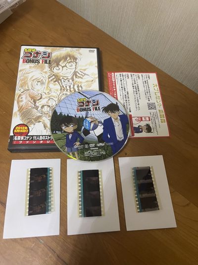 零元拍：名侦探柯南 剧场版DVD+三枚原版放映剧场版胶片 胶片为电影公司正品限量产品 有放映痕迹 人物很多 很漂亮的胶片 喜欢柯南的不要错过 很好的收藏品 老物 这个已经不多了 保存特别好 非常经典 - 零元拍：名侦探柯南 剧场版DVD+三枚原版放映剧场版胶片 胶片为电影公司正品限量产品 有放映痕迹 人物很多 很漂亮的胶片 喜欢柯南的不要错过 很好的收藏品 老物 这个已经不多了 保存特别好 非常经典