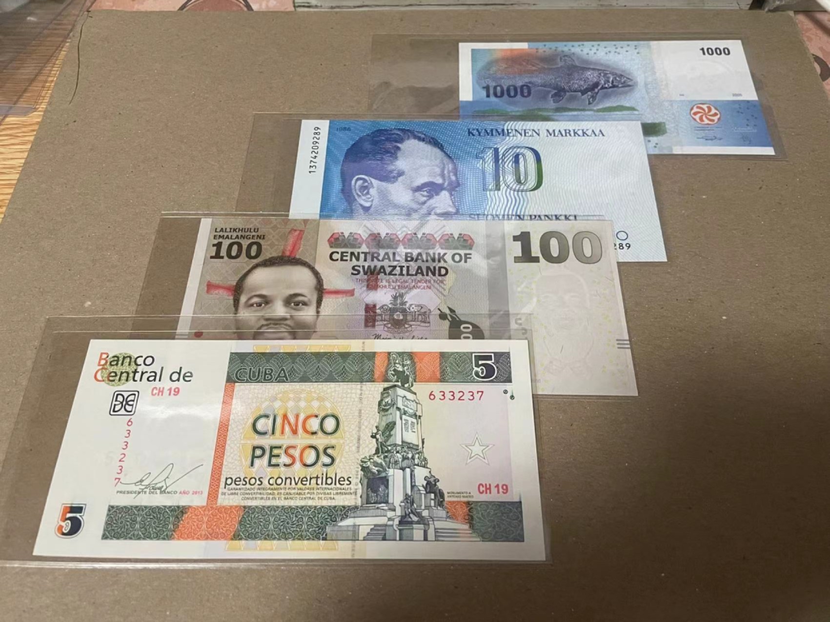 【Blue Auction】✨世界纸币精拍第182期——狮城巨轮（共78拍） 【一组4张】古巴、斯威士兰、芬兰、科摩罗纸币一组 全新UNC