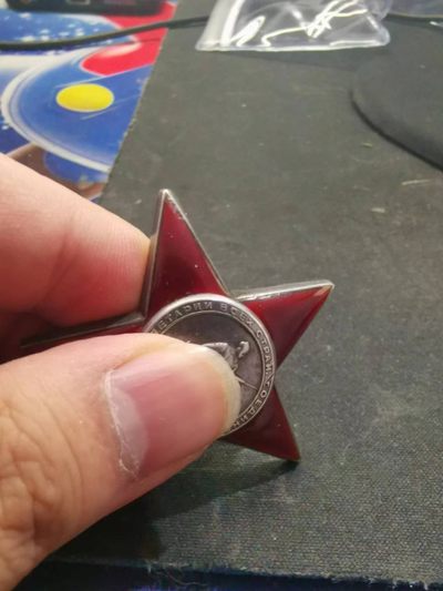 苏联勋章五月拍卖 - 苏联红星勋章三个一个人 两个连号加85卫国加禁卫军一套 有登记卡奖励卡 有翻译
