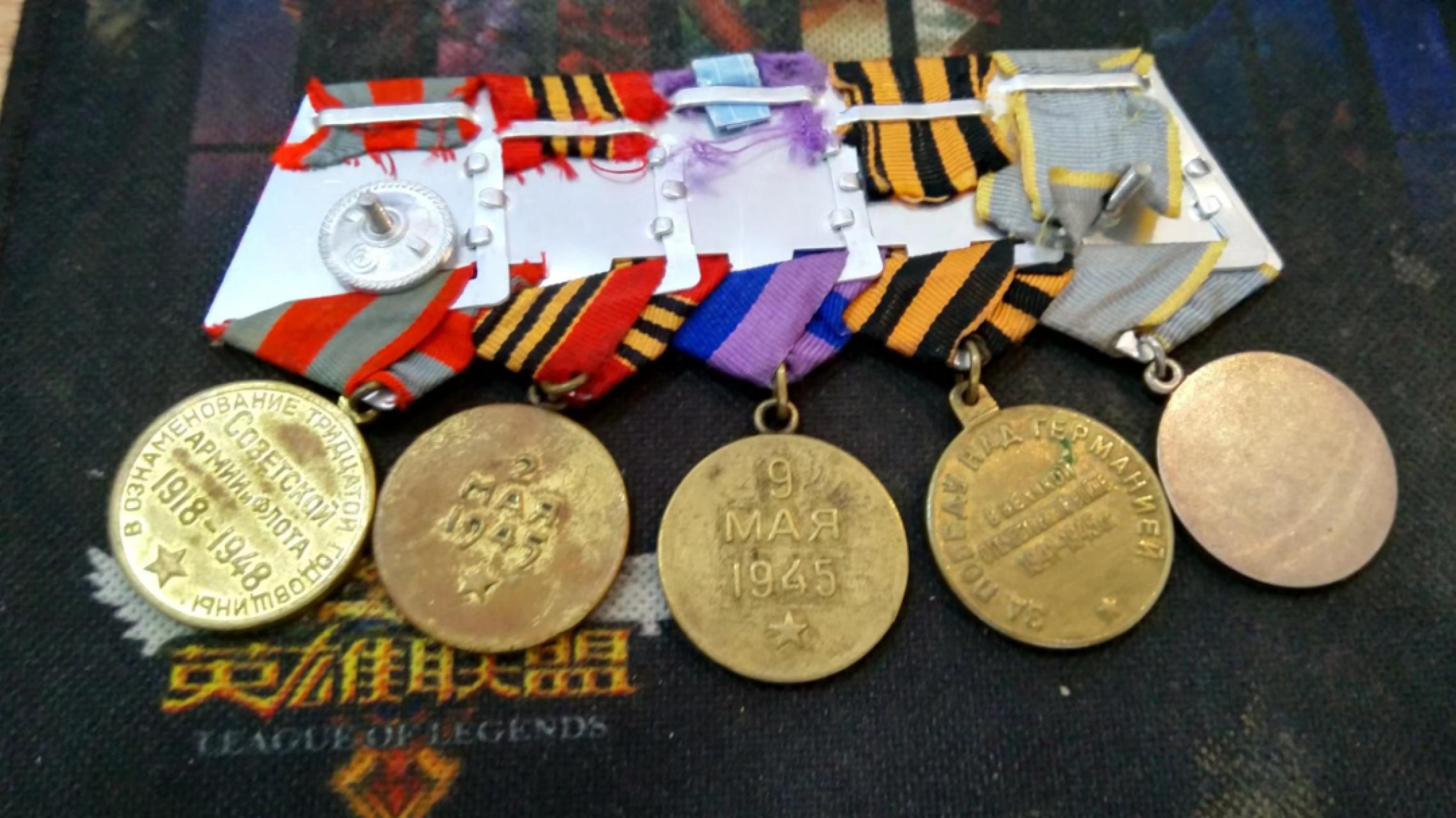 苏联勋章五月拍卖 苏联红星勋章三个一个人 两个连号加85卫国加禁卫军一套 有登记卡奖励卡 有翻译
