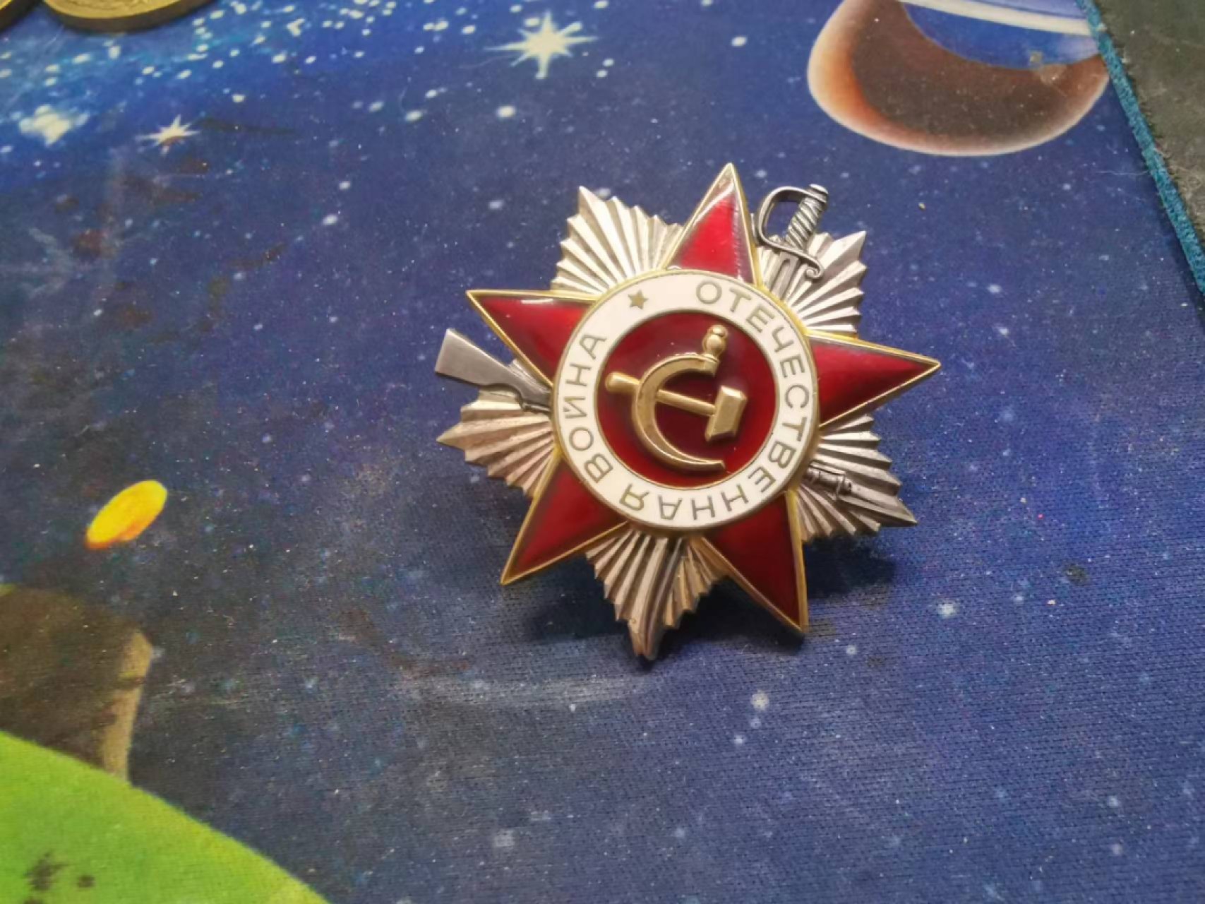 苏联勋章五月拍卖 苏联红星勋章三个一个人 两个连号加85卫国加禁卫军一套 有登记卡奖励卡 有翻译