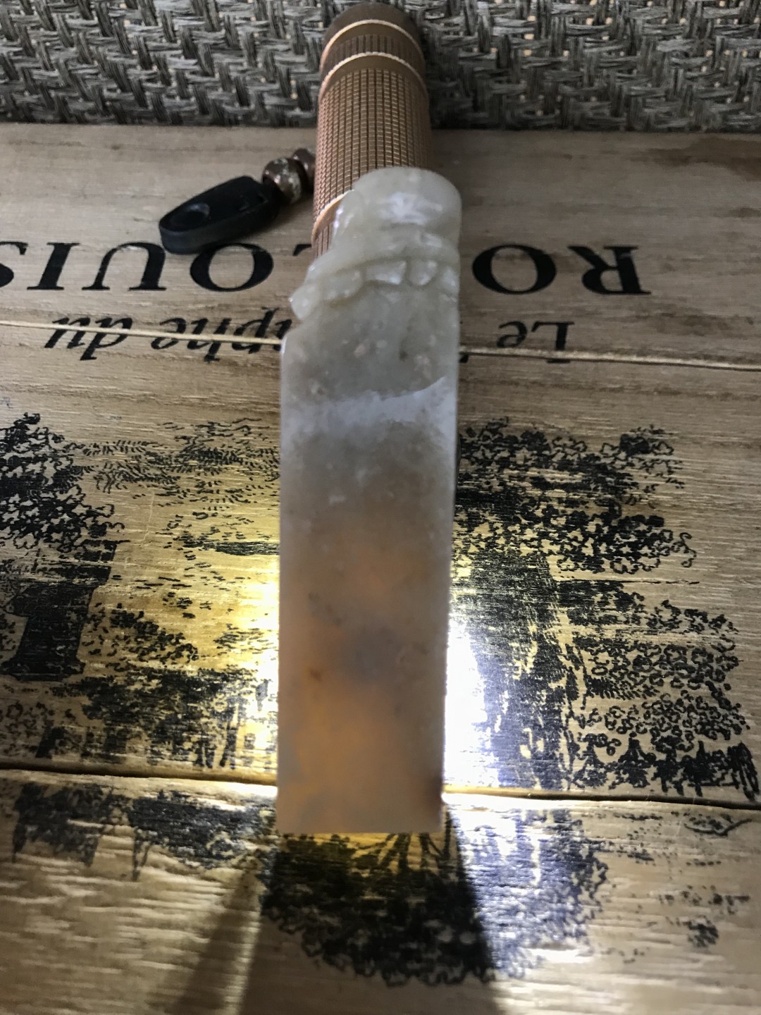 仅此一方北部老挝结晶冻雕刻蜗牛(寓意，扭转乾坤，否极泰来)(章料)一方！