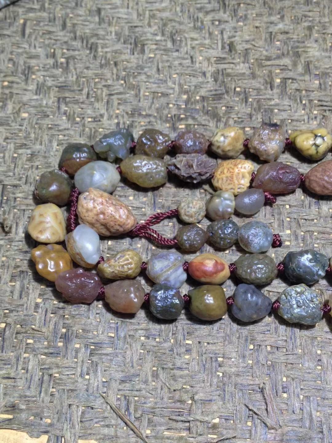 精美戈壁筋脉玛瑙老料原石108项链一条，