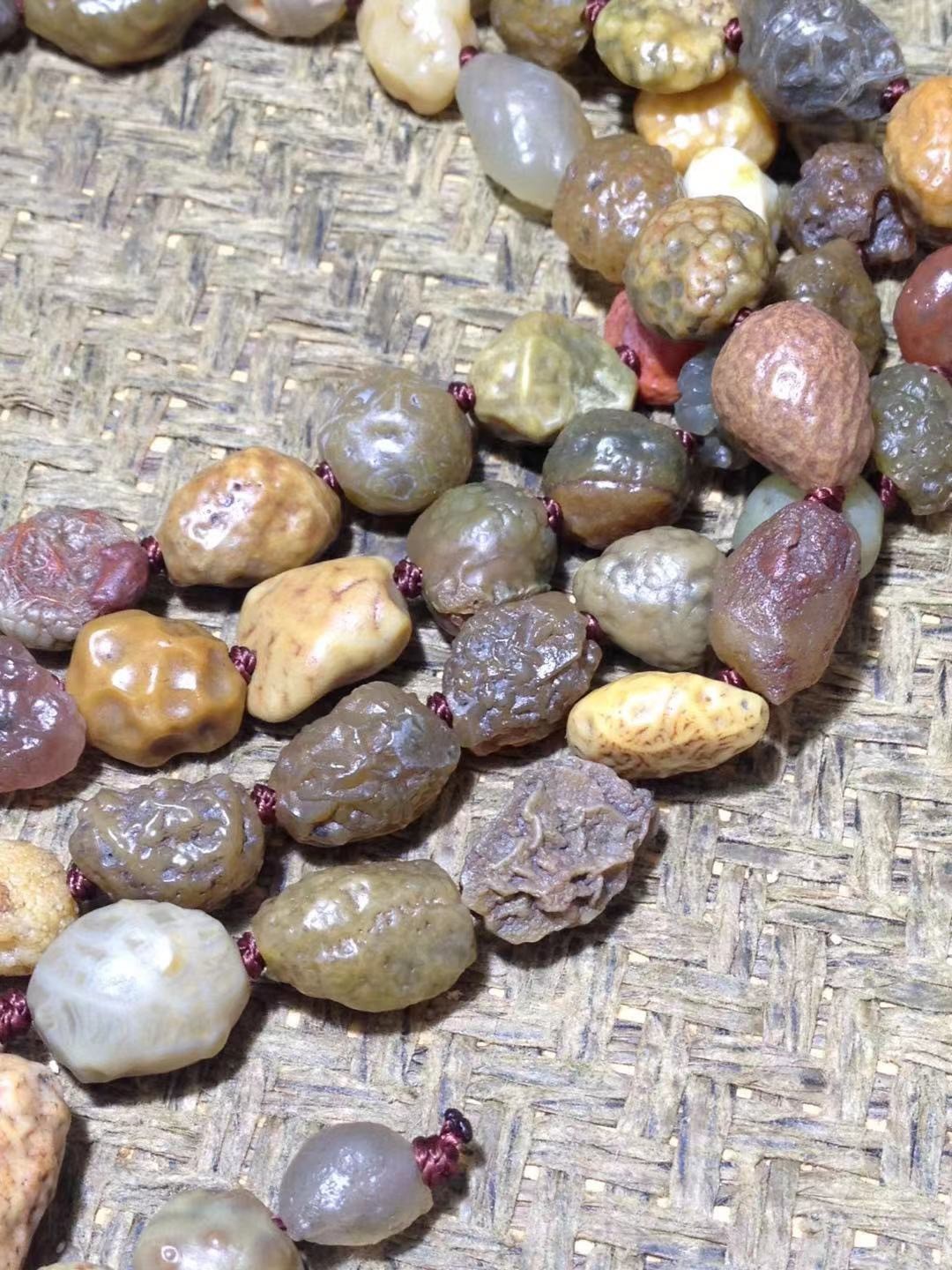 精美戈壁筋脉玛瑙老料原石108项链一条，