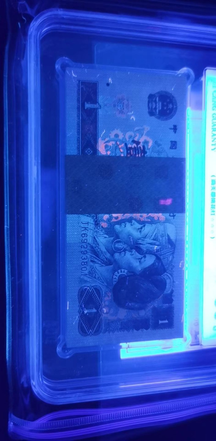 【华誉王者】2004期拍卖  961带签尾801刀，满天星桃花红”荧光品种，爱藏评级三星66分，无47靓号，四角尖尖、灯下无油无斑。