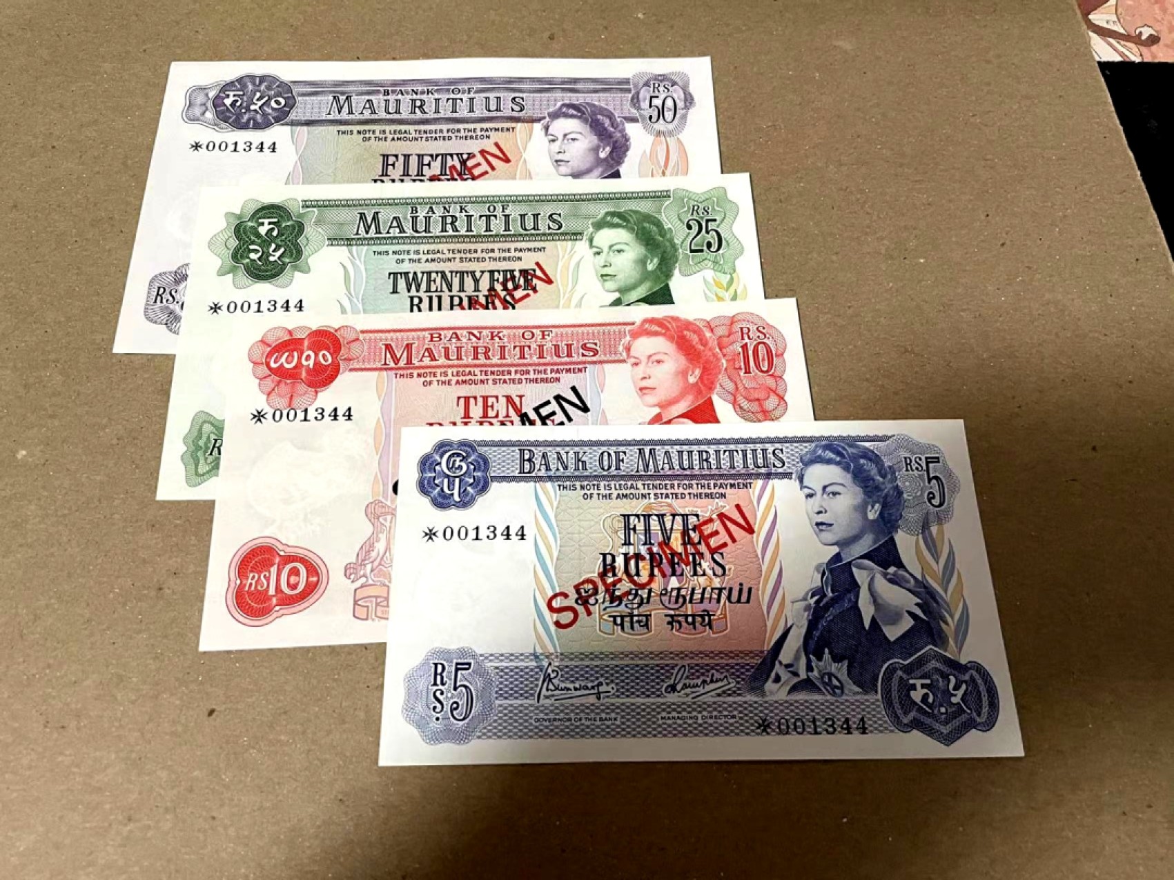 【Blue Auction】✨世界纸币精拍第183期——飞龙在天（共80拍） 【全同号原装带册带证书】毛里求斯 1967年5-10-25-50卢比 全新UNC  经典戎装女王