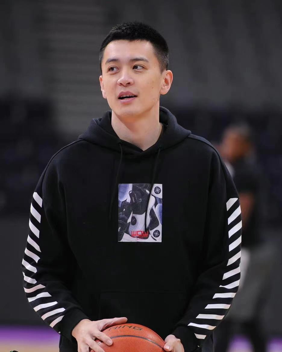 零元拍：辽宁沈阳三生飞豹男篮主教练杨鸣亲笔签名亲穿李宁赞助款韦德高端系列教练员训练套装。“原汁原味”值得珍藏！