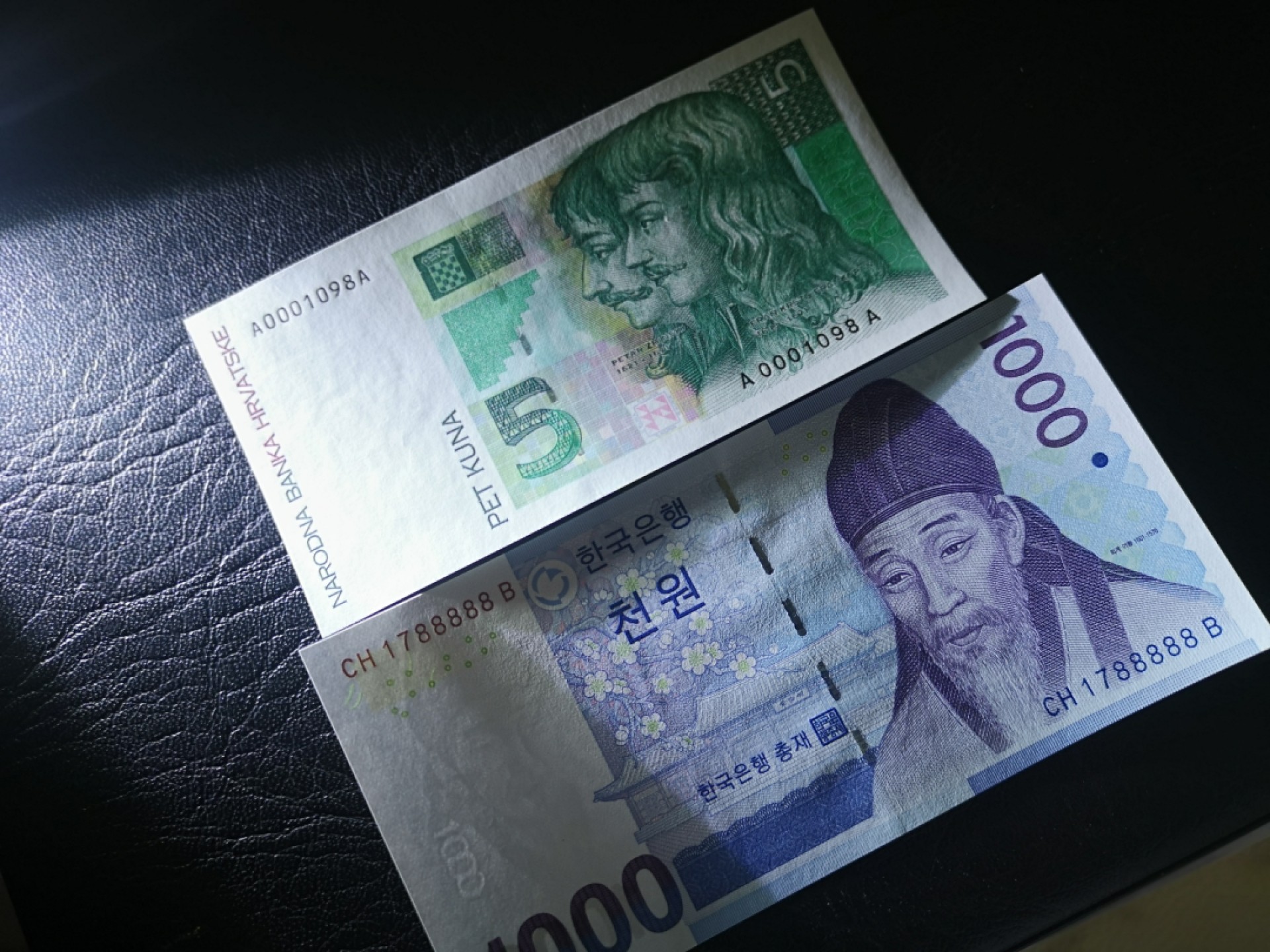 《外钞收藏家》第一百七十九期拍卖 克罗地亚10 AA冠千位号、韩国1000元大象号5个8 全新UNC