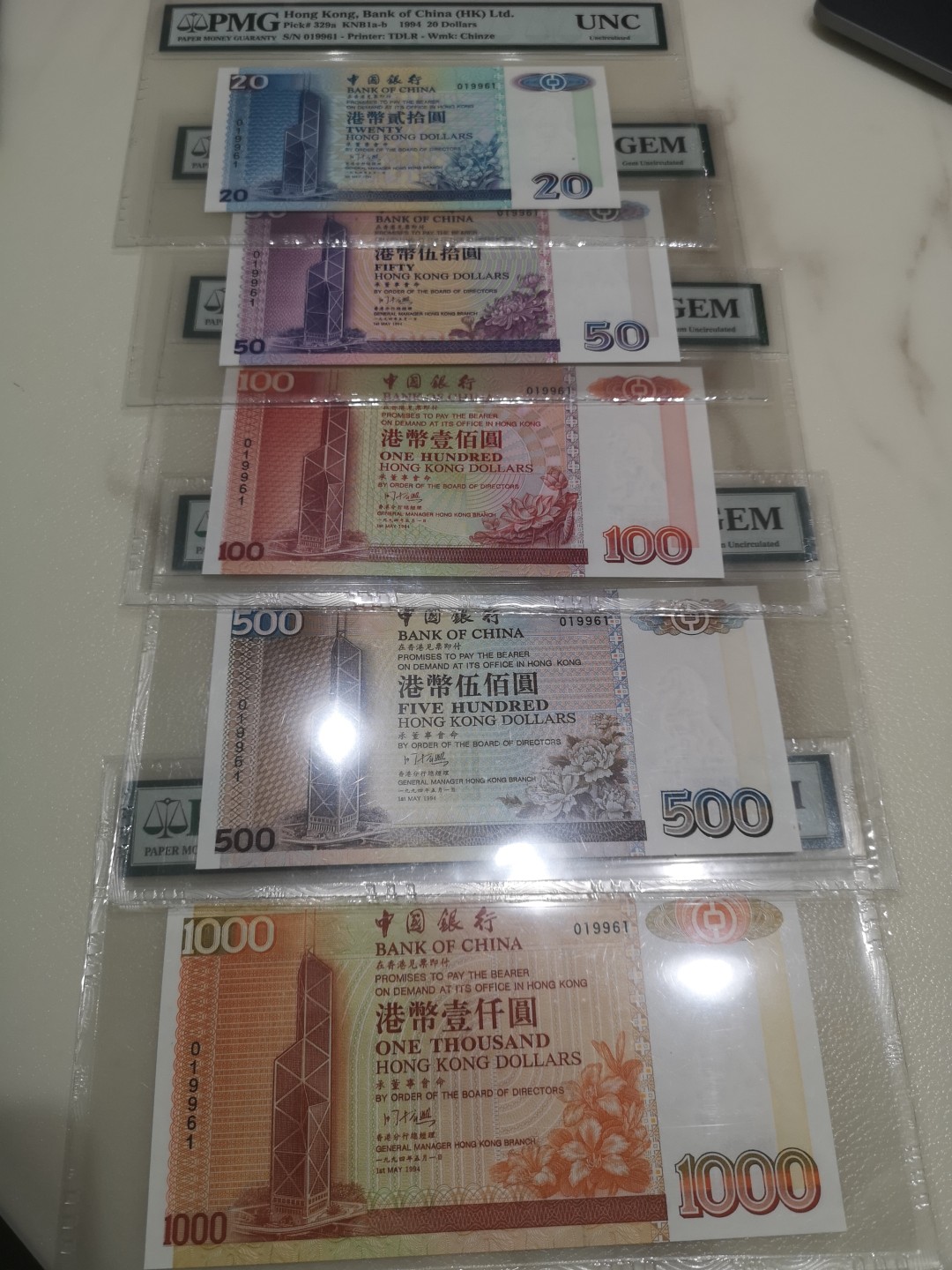 《外钞收藏家》第一百八十期拍卖 1994年中国银行五张一套 全同号 靓号 PMG封装 带精装大册子