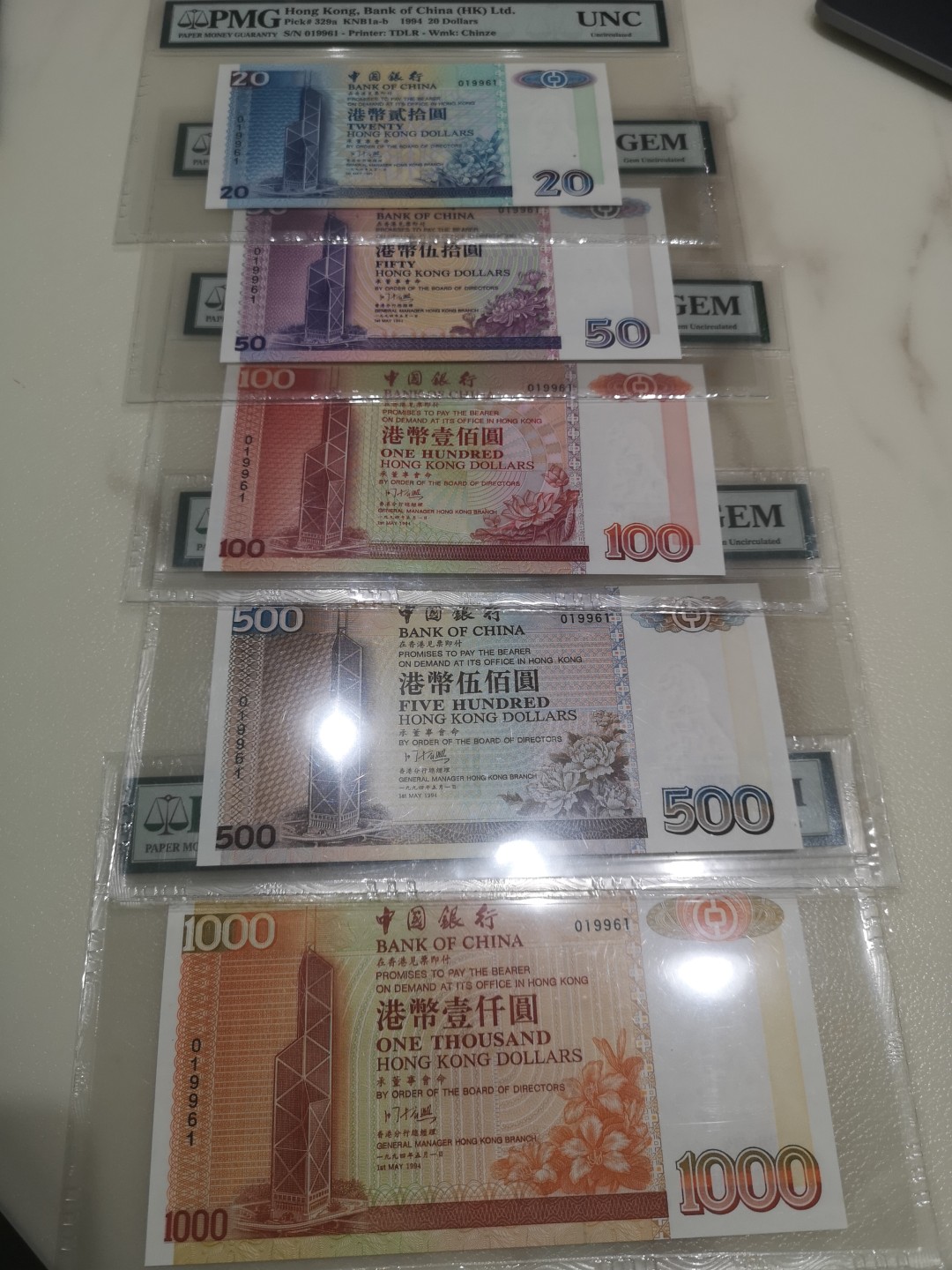 《外钞收藏家》第一百八十期拍卖 1994年中国银行五张一套 全同号 靓号 PMG封装 带精装大册子