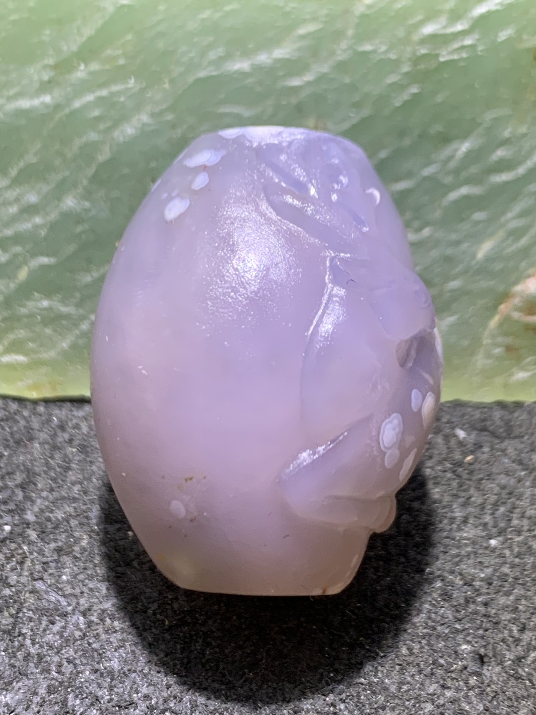 精美亚光俏色巧雕梅花鹿桶珠一颗！