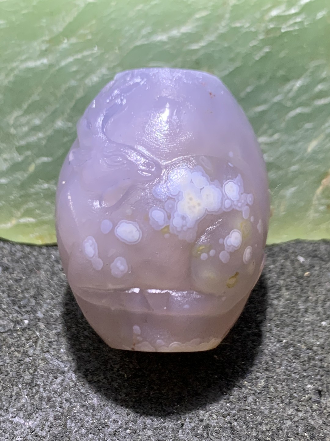 精美亚光俏色巧雕梅花鹿桶珠一颗！