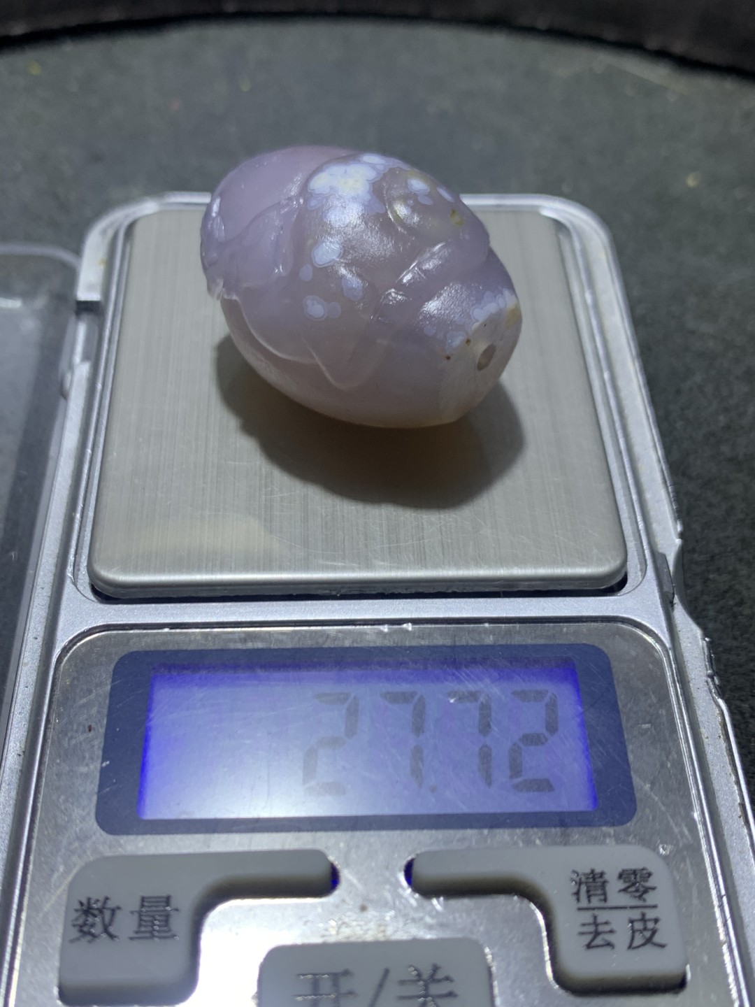 精美亚光俏色巧雕梅花鹿桶珠一颗！