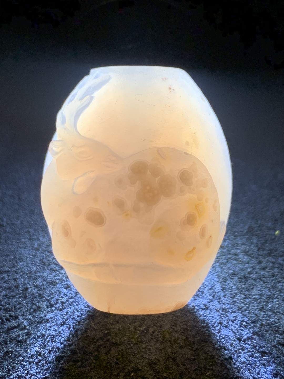 精美亚光俏色巧雕梅花鹿桶珠一颗！