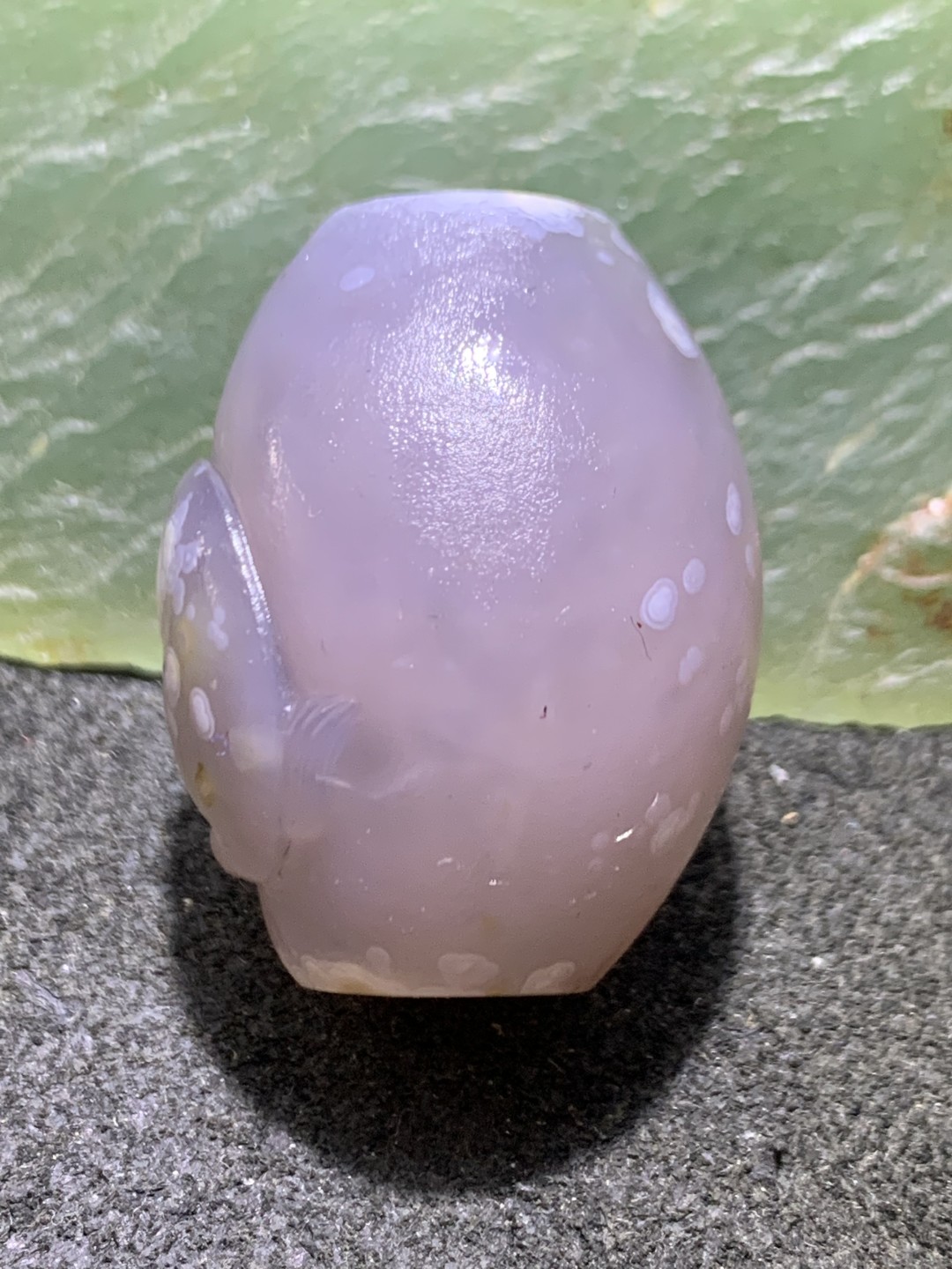 精美亚光俏色巧雕梅花鹿桶珠一颗！
