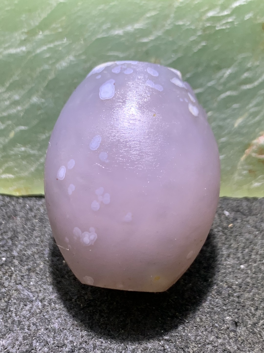 精美亚光俏色巧雕梅花鹿桶珠一颗！