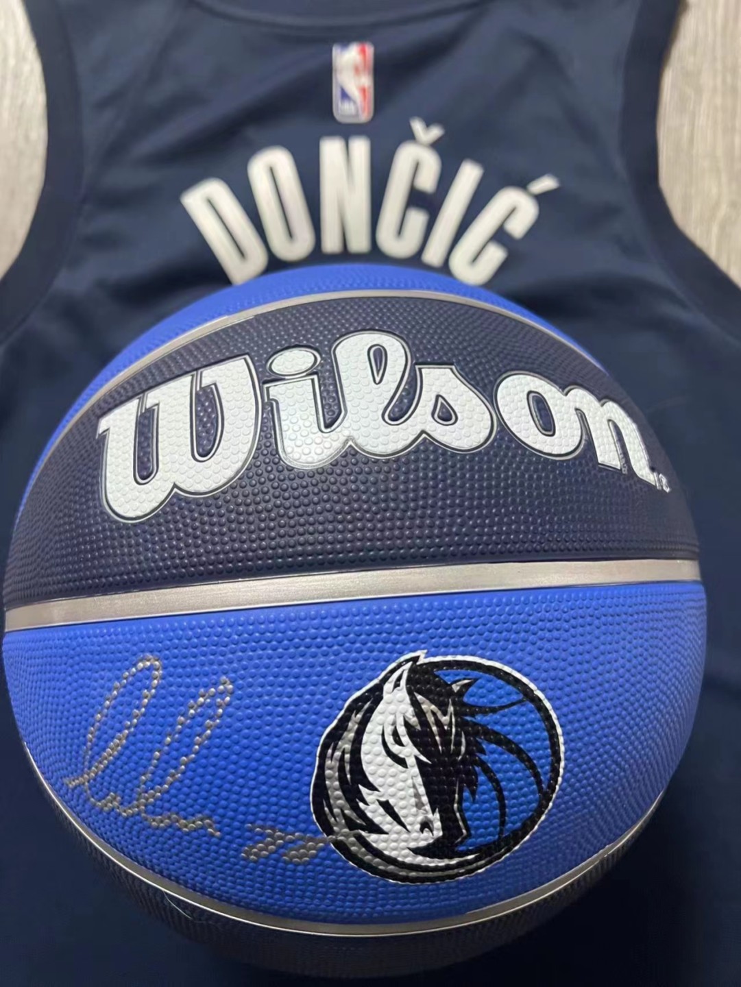 零元拍：达拉斯独行侠头号球星，NBA未来卢卡-东契奇亲笔签名美版达拉斯独行侠Wilson球队限定篮球，品相奇佳，墨迹完美，和卢卡的魔法一样无与伦比！拍品不包含球衣
