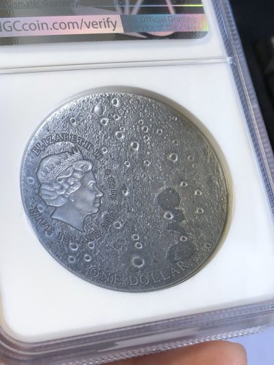 【海寧潮】纽埃2015年高浮雕曲面镶嵌月球陨石银币NGC-PF70 原盒证书