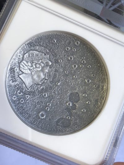 【海寧潮】纽埃2015年高浮雕曲面镶嵌月球陨石银币NGC-PF70 原盒证书