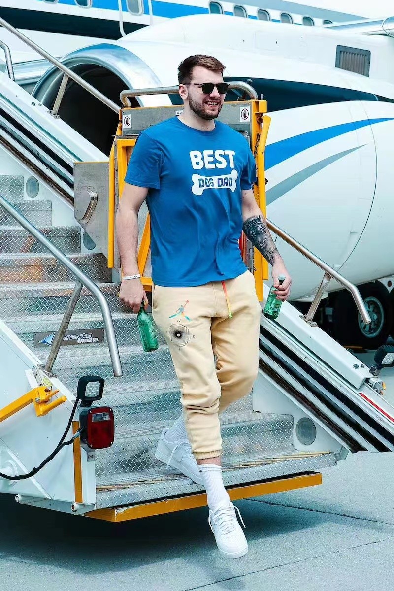 零元拍：达拉斯独行侠头号球星，NBA未来卢卡-东契奇亲笔签名美版达拉斯独行侠Wilson球队限定篮球，品相奇佳，墨迹完美，和卢卡的魔法一样无与伦比！拍品不包含球衣