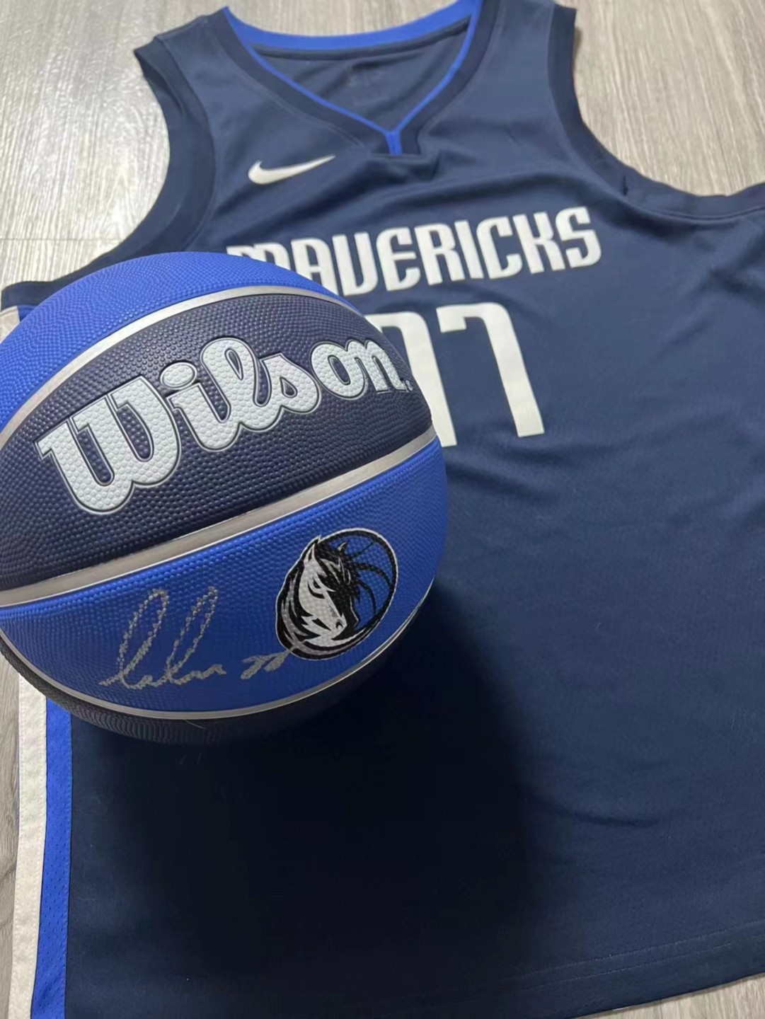 零元拍：达拉斯独行侠头号球星，NBA未来卢卡-东契奇亲笔签名美版达拉斯独行侠Wilson球队限定篮球，品相奇佳，墨迹完美，和卢卡的魔法一样无与伦比！拍品不包含球衣