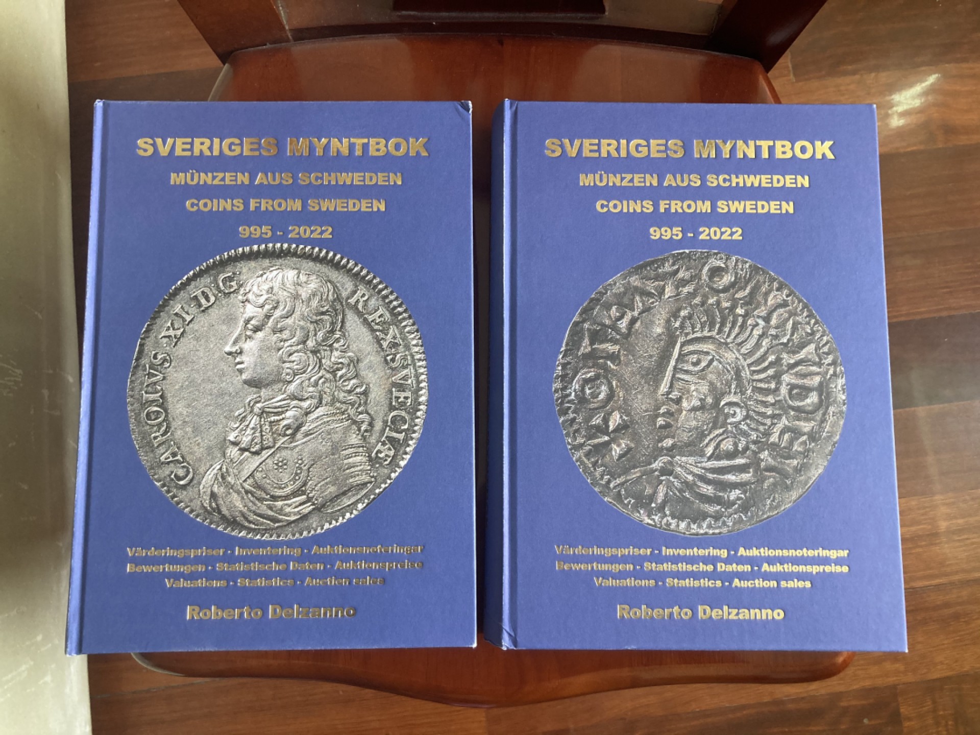 瑞典995-2022硬币目录，两册重约5.5公斤