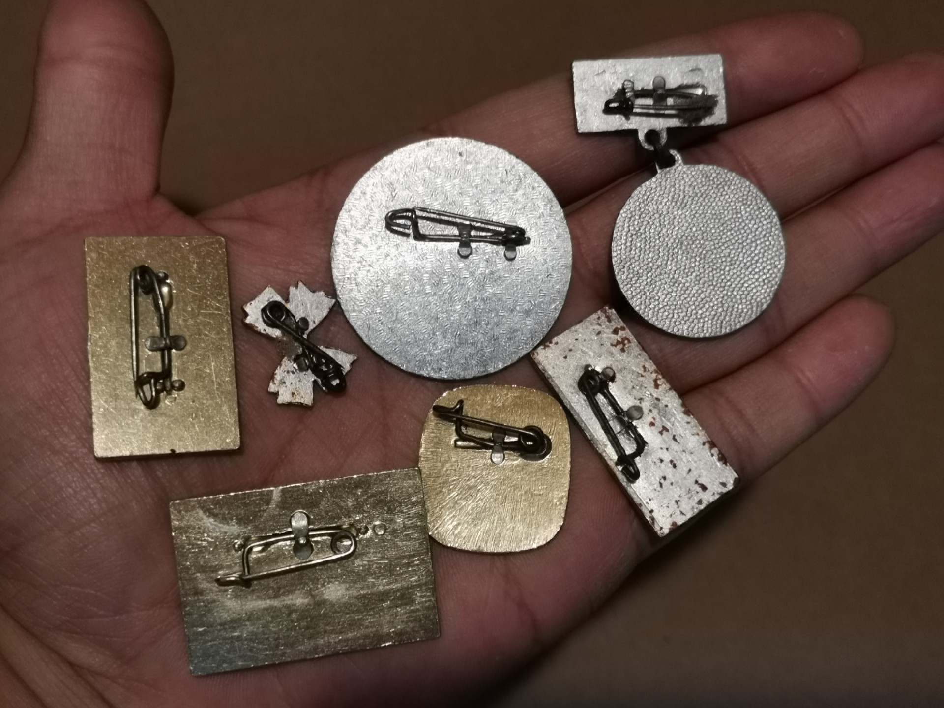 世界勋奖徽章拍卖第15期-久等了！ 东德徽章一组七个，包含少见品种