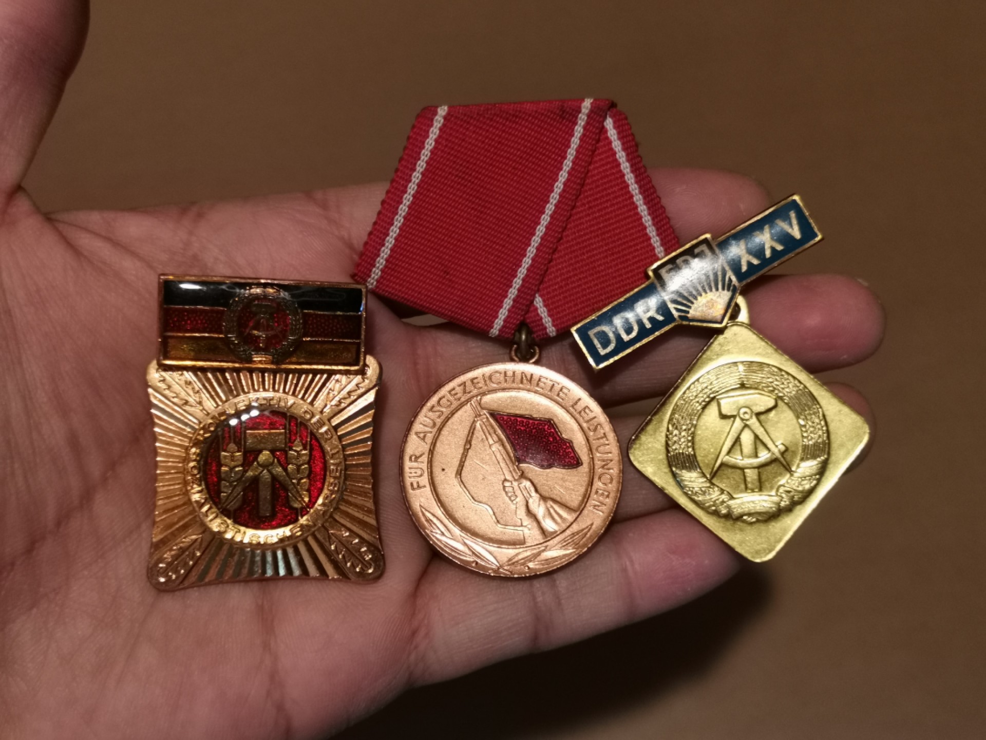 世界勋奖徽章拍卖第15期-久等了！ 东德勋章奖章一组三个