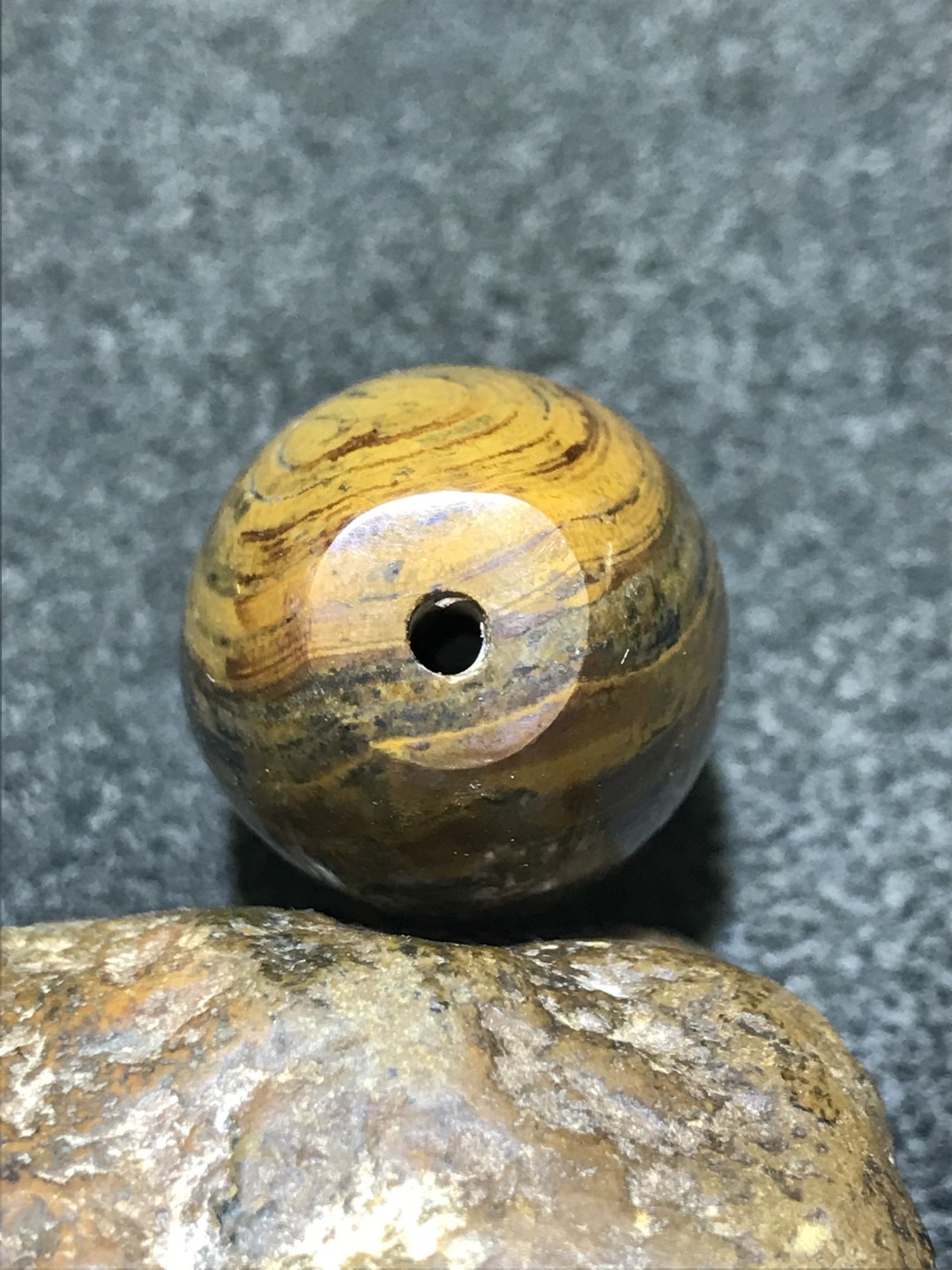 精美天然九眼页岩石天眼蒙天珠一颗