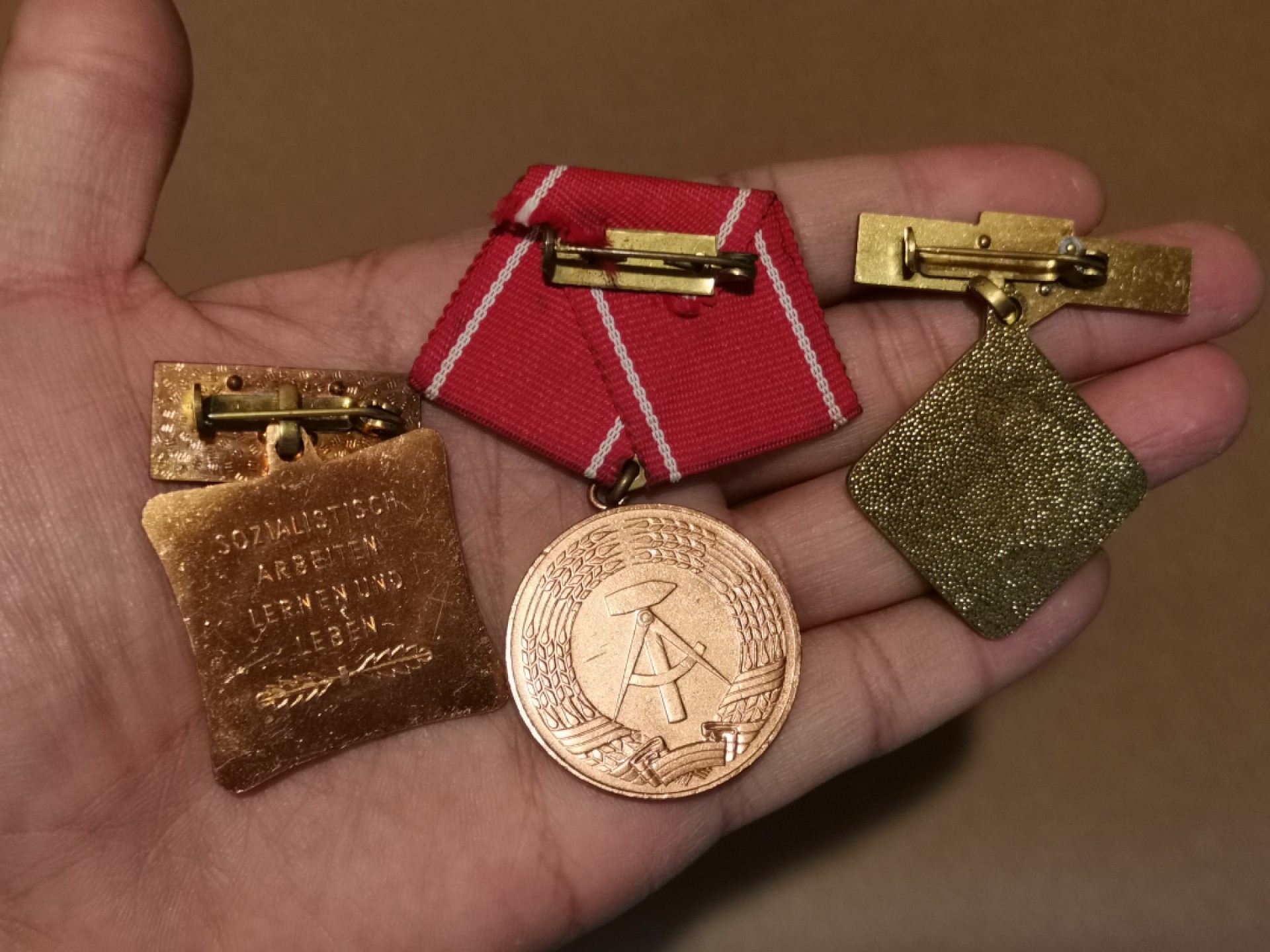 世界勋奖徽章拍卖第15期-久等了！ 东德勋章奖章一组三个