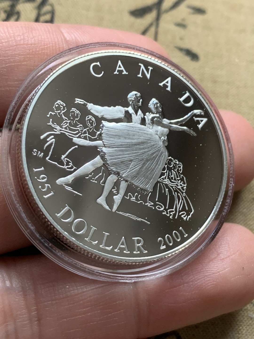 《竞宝斋》第59场-本周日，周一2场连拍（全场不限金额包邮） 原盒证书加拿大2001年 国家芭蕾舞五十周年纪念1元精制大银币