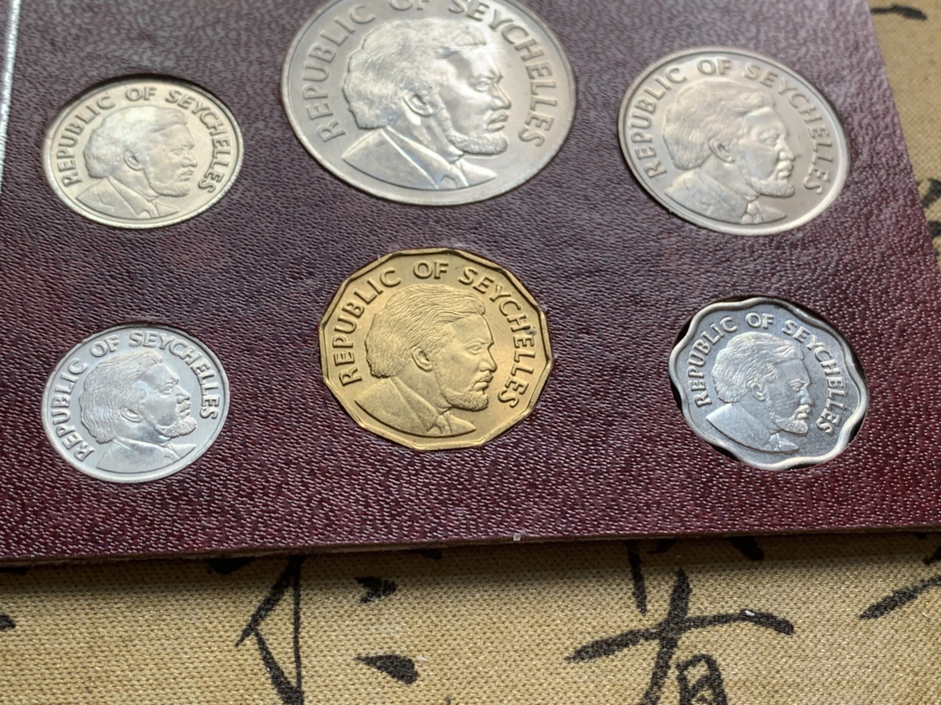 《竞宝斋》第59场-本周日，周一2场连拍（全场不限金额包邮） 塞舌尔1976年清年份套币全套UNC 1分-10卢比共8枚 独立第一版总统头像含大海龟币 铸造量很低，稀见！