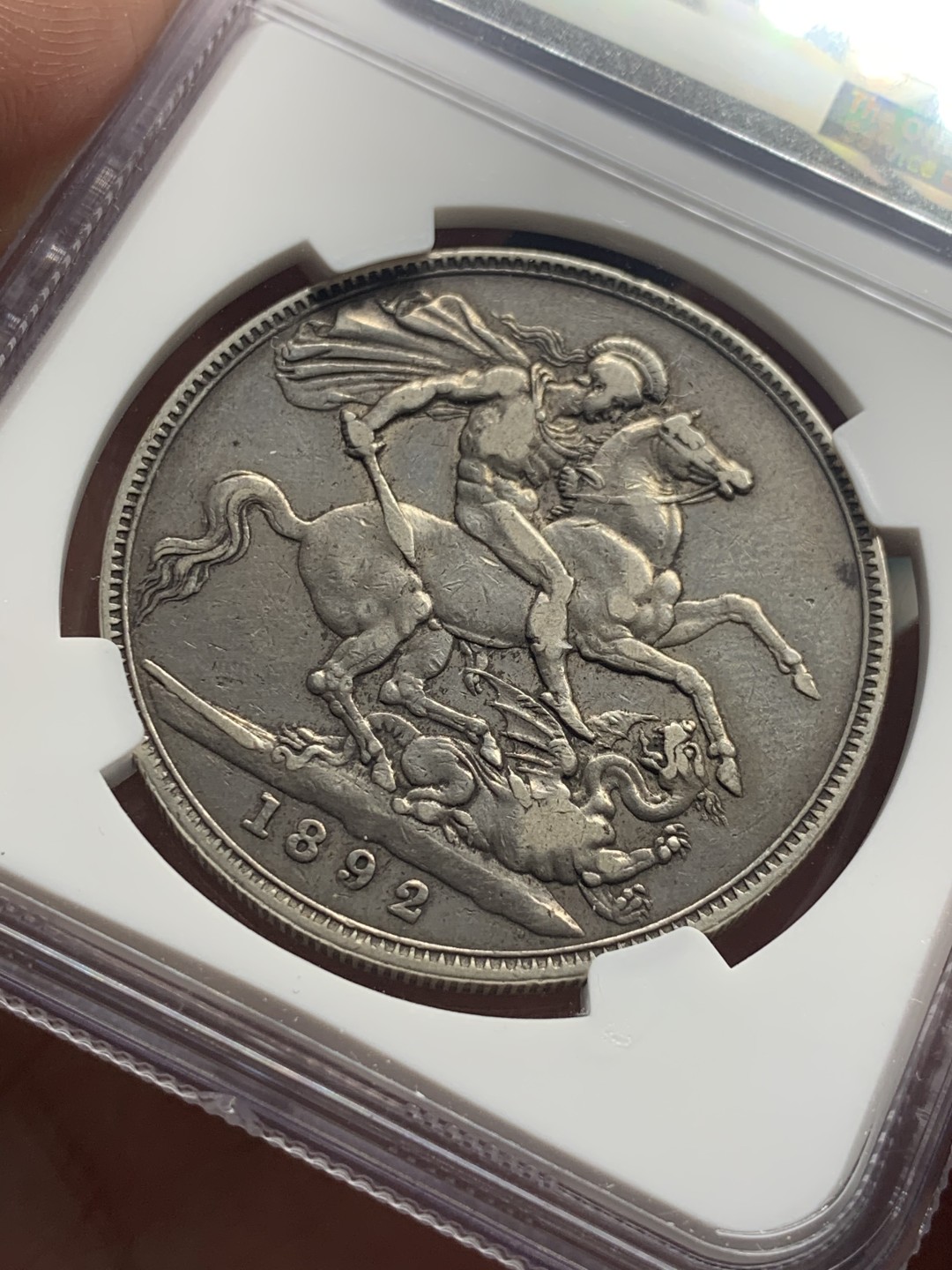 《竞宝斋》第59场-本周日，周一2场连拍（全场不限金额包邮） NGC VF35 英国 1892年 维多利亚女王 高冠 马剑 1克朗 大银币 原味好状态