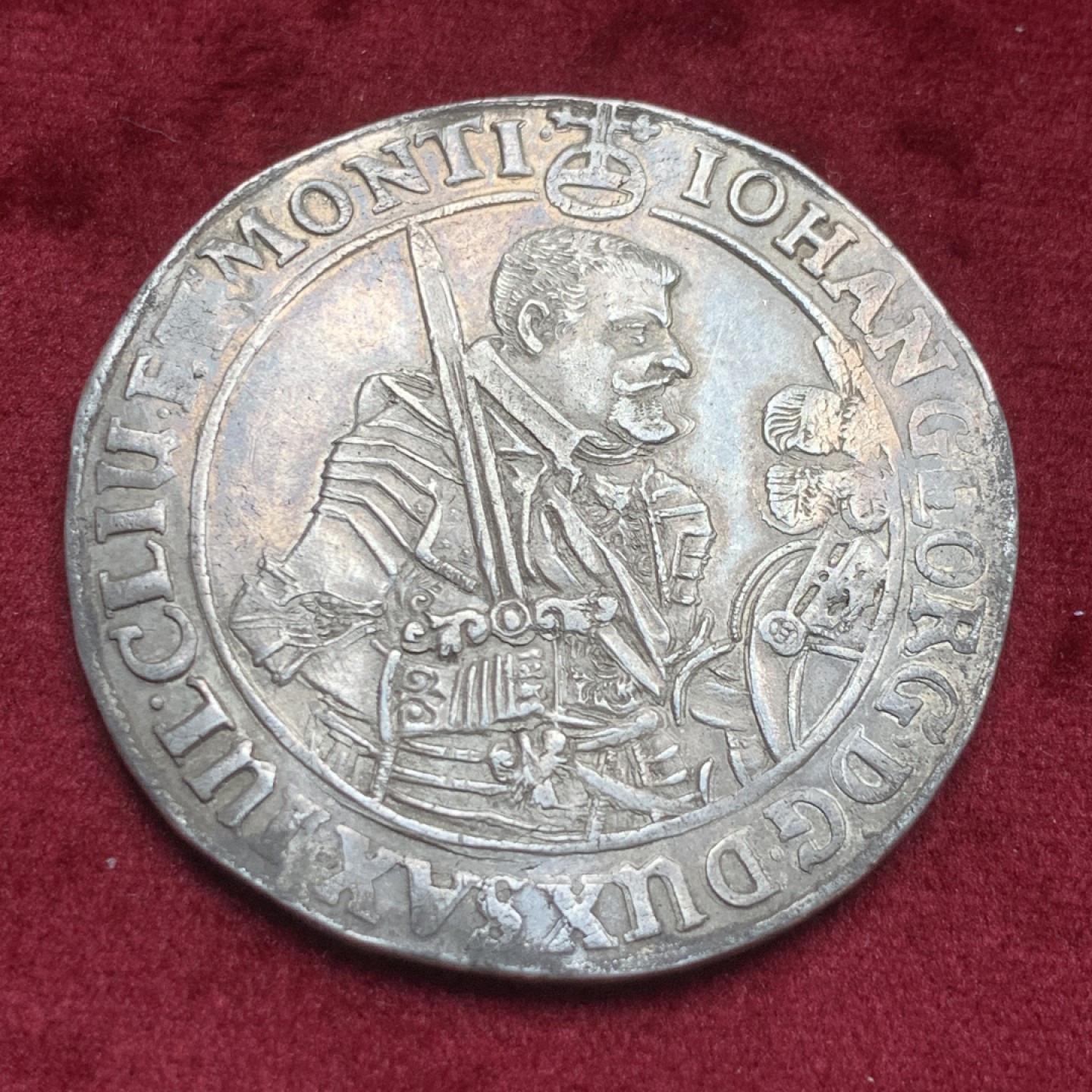 《竞宝斋》第59场-本周日，周一2场连拍（全场不限金额包邮） 德国萨克森韦廷王朝 1644年 约翰乔治一世持剑 大泰勒 好品银币 29.1克 打制币，那时还没有发明边齿。光边，^_^