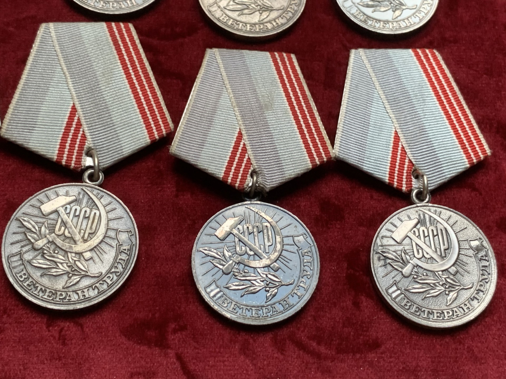 《竞宝斋》第59场-本周日，周一2场连拍（全场不限金额包邮） 苏联光荣退休奖章10枚（发行年份：1961-1990）直径约30mm 带挂长约90mm 均为好品 挂完好无损