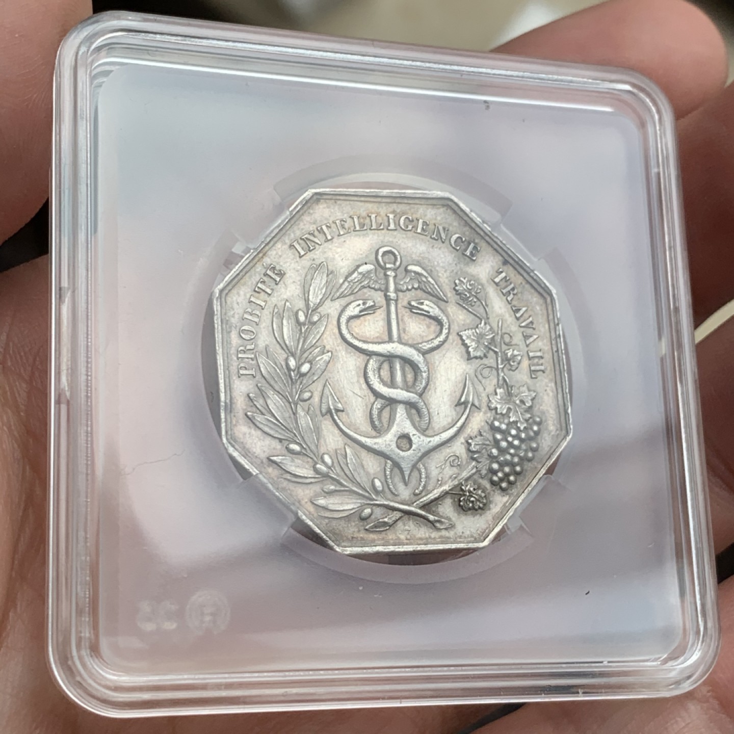 《竞宝斋》第59场-本周日，周一2场连拍（全场不限金额包邮） 1837年法国蒙彼利埃商会八角银制代币  重量：17.7g  边铭：蜜蜂银标