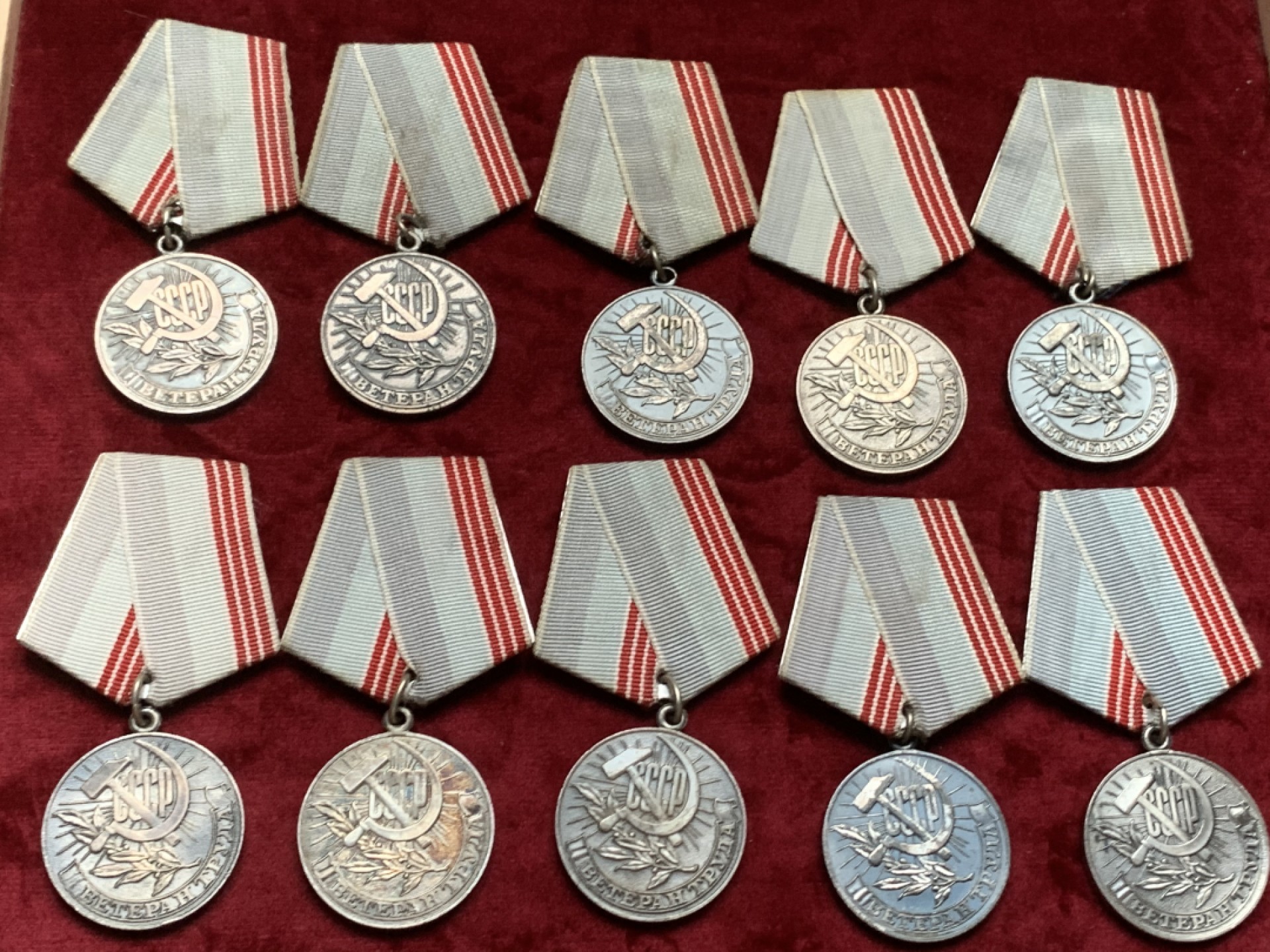 《竞宝斋》第59场-本周日，周一2场连拍（全场不限金额包邮） 苏联光荣退休奖章10枚（发行年份：1961-1990）直径约30mm 带挂长约90mm 均为好品 挂完好无损