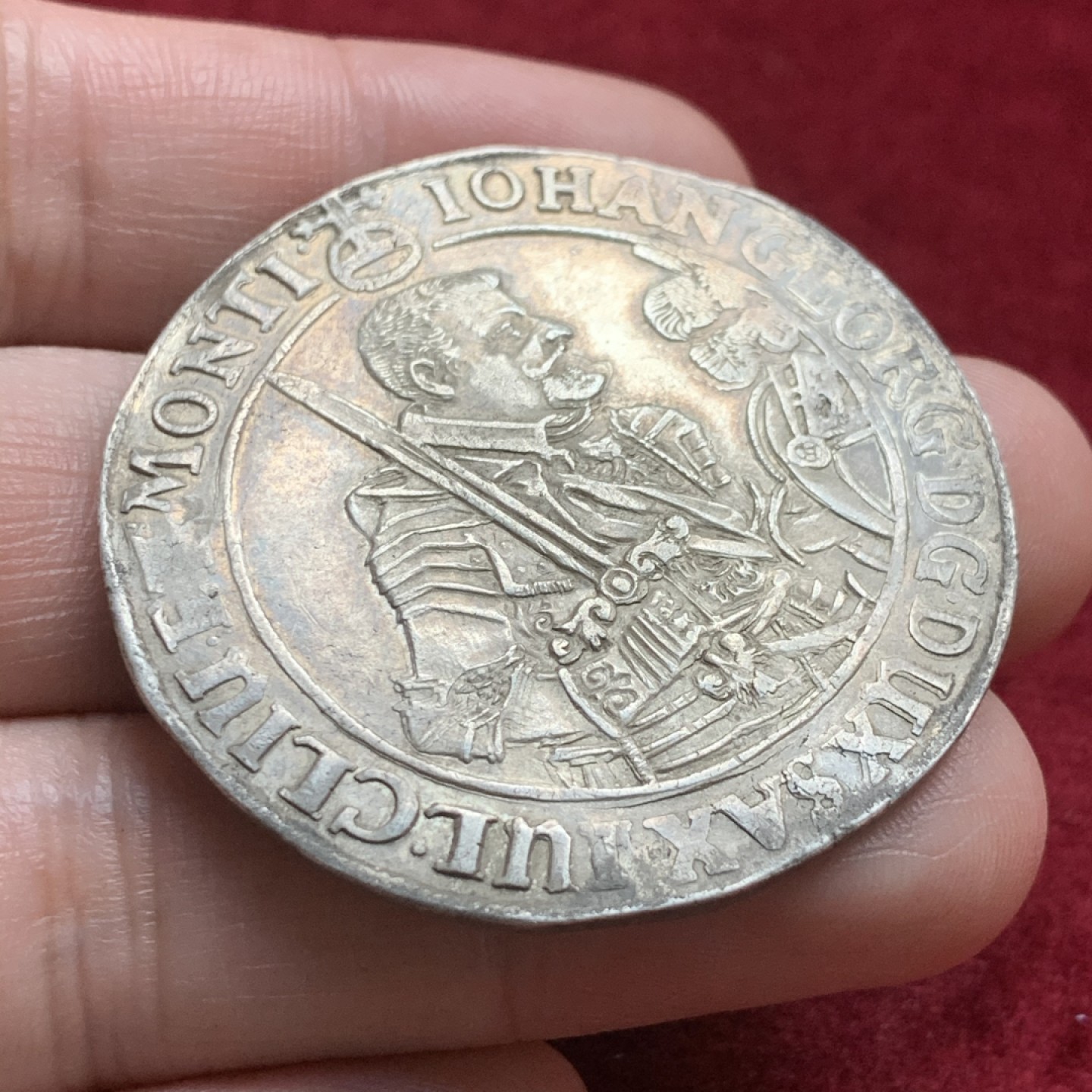 《竞宝斋》第59场-本周日，周一2场连拍（全场不限金额包邮） 德国萨克森韦廷王朝 1644年 约翰乔治一世持剑 大泰勒 好品银币 29.1克 打制币，那时还没有发明边齿。光边，^_^