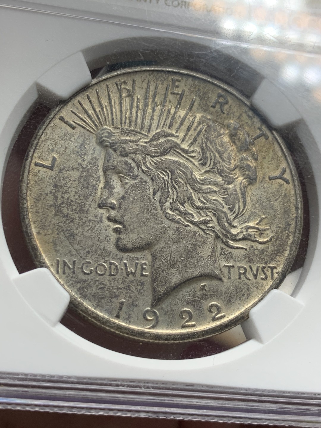 《竞宝斋》第59场-本周日，周一2场连拍（全场不限金额包邮） NGC AU58 美国 1922年 和平银币 底板红光 黑包浆 背发财金 背ONE上方七彩成为该和平点睛之笔