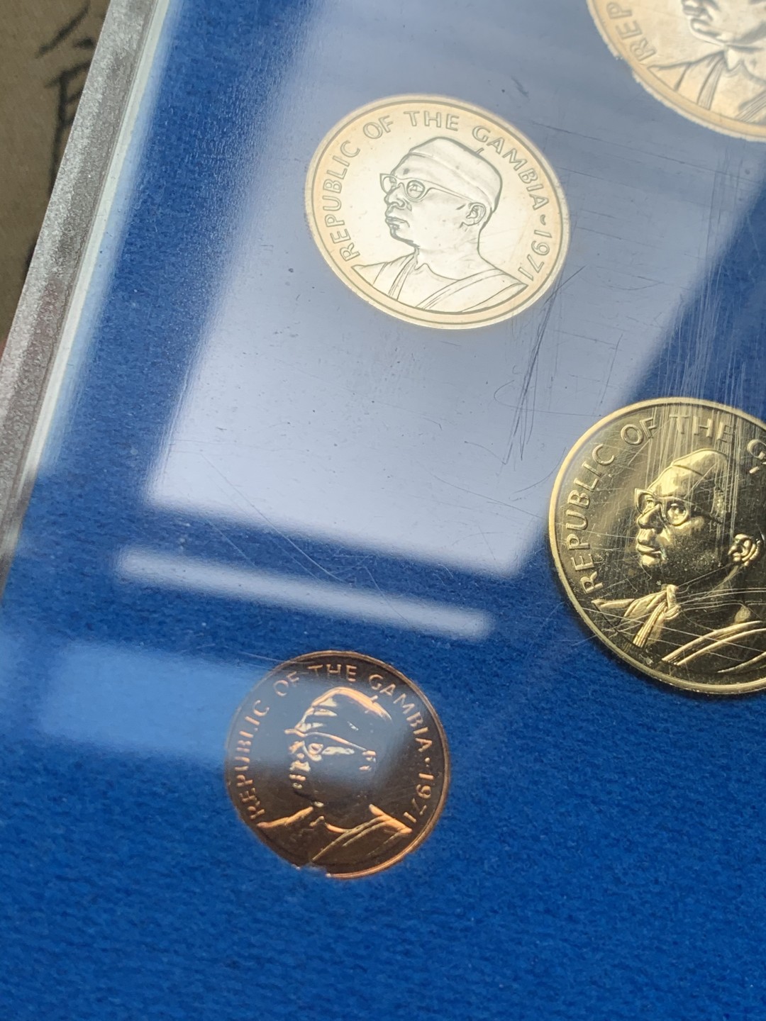 《竞宝斋》第59场-本周日，周一2场连拍（全场不限金额包邮） 冈比亚1971年清年份官方原装精制套币BU 独立第一版 1布图-1达拉西 克劳斯编号PS3（无纸壳信封）