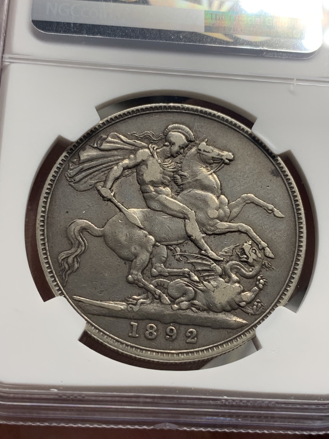 《竞宝斋》第59场-本周日，周一2场连拍（全场不限金额包邮） NGC VF35 英国 1892年 维多利亚女王 高冠 马剑 1克朗 大银币 原味好状态