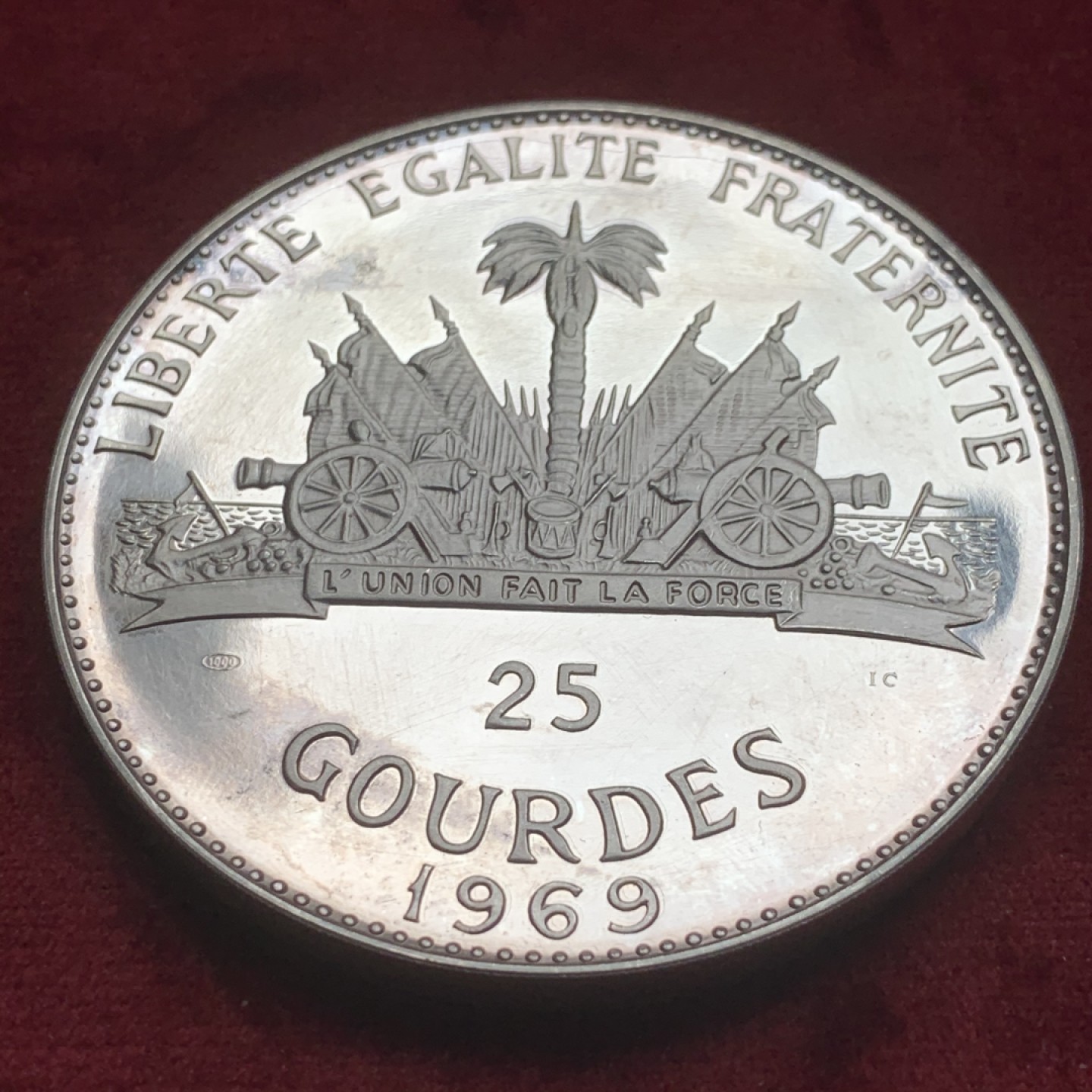 《竞宝斋》第59场-本周日，周一2场连拍（全场不限金额包邮） PROOF海地1969年25盾纪念银币 117g 发行量1115枚 有轻微丝状痕迹