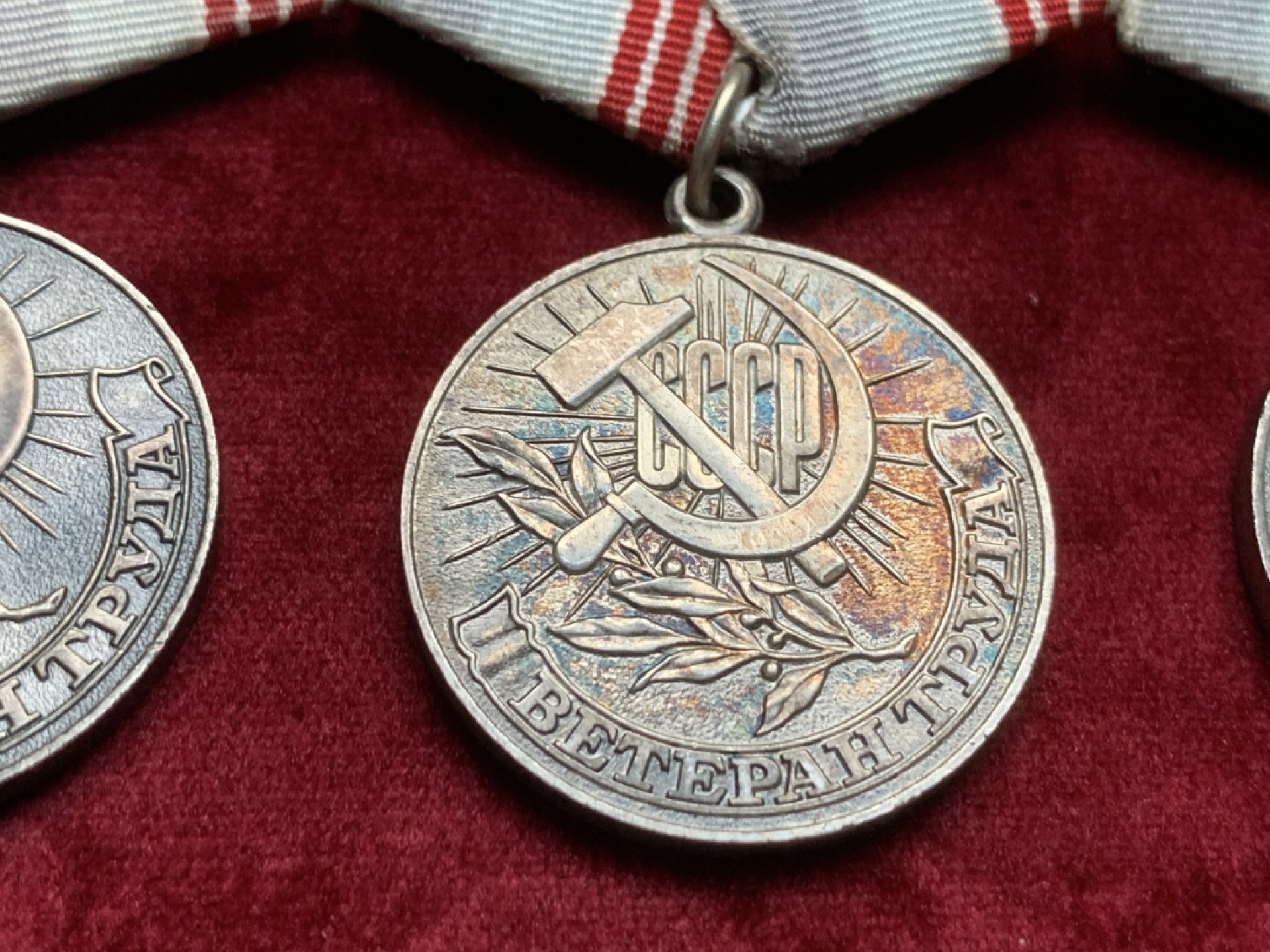 《竞宝斋》第59场-本周日，周一2场连拍（全场不限金额包邮） 苏联光荣退休奖章10枚（发行年份：1961-1990）直径约30mm 带挂长约90mm 均为好品 挂完好无损