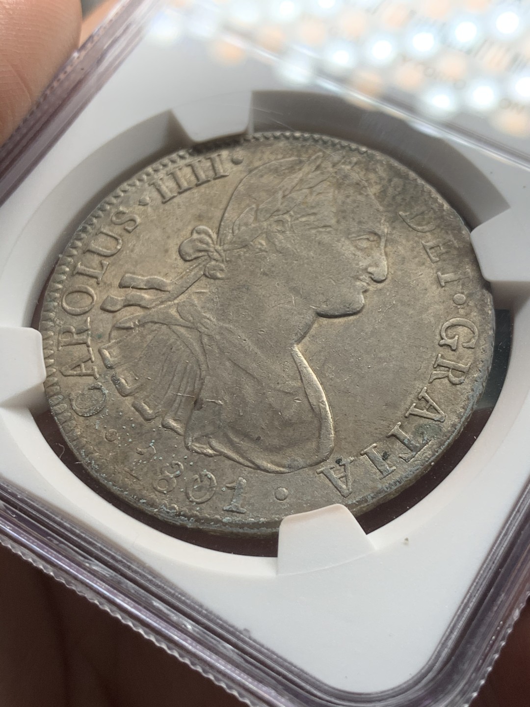 《竞宝斋》第59场-本周日，周一2场连拍（全场不限金额包邮） NGC-XFD 墨西哥 1801年 8瑞尔 卡四双柱银币 稀少骑字版！ MO FT/FM