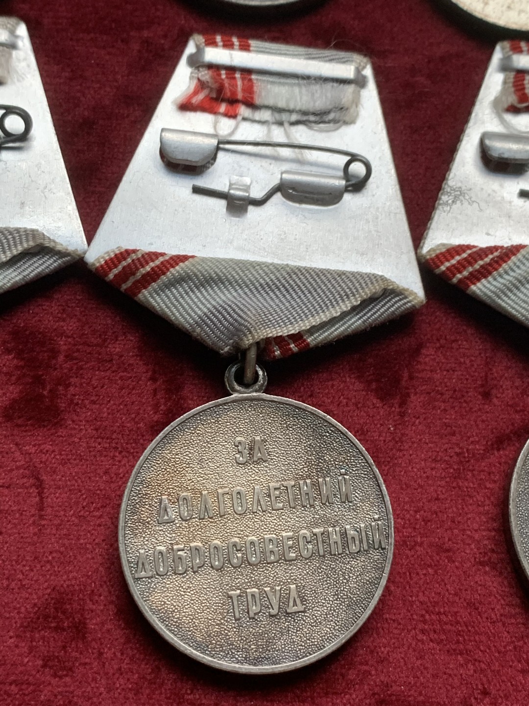 《竞宝斋》第59场-本周日，周一2场连拍（全场不限金额包邮） 苏联光荣退休奖章10枚（发行年份：1961-1990）直径约30mm 带挂长约90mm 均为好品 挂完好无损