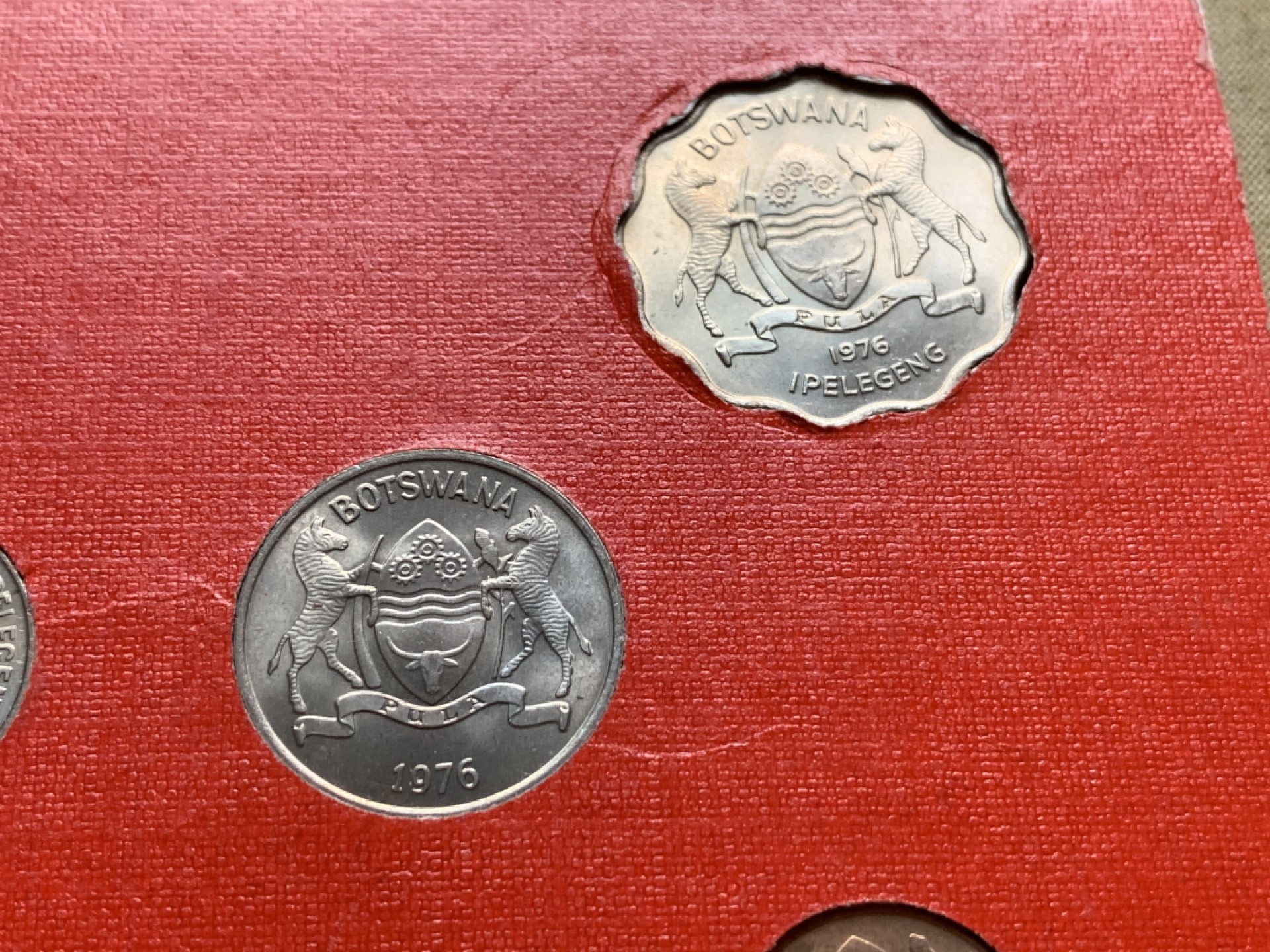 《竞宝斋》第59场-本周日，周一2场连拍（全场不限金额包邮） 博茨瓦纳1976年清年份套币全套UNC 1瑟比-1普拉共6枚